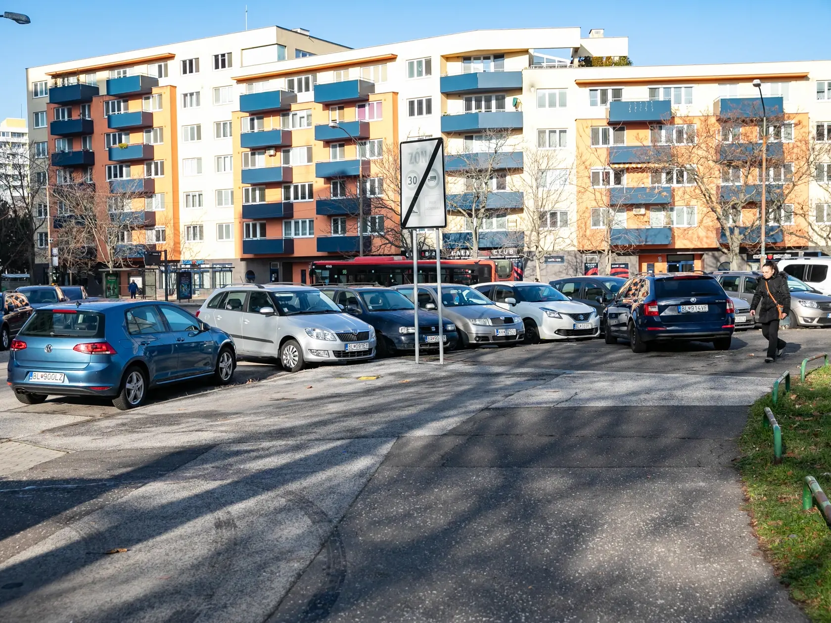 Parkovanie na chodníku v Bratislave.