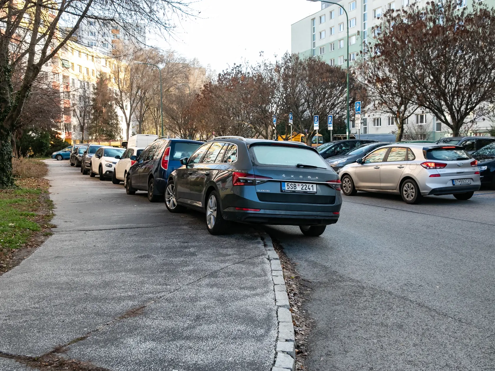Parkovanie na chodníku v Bratislave.