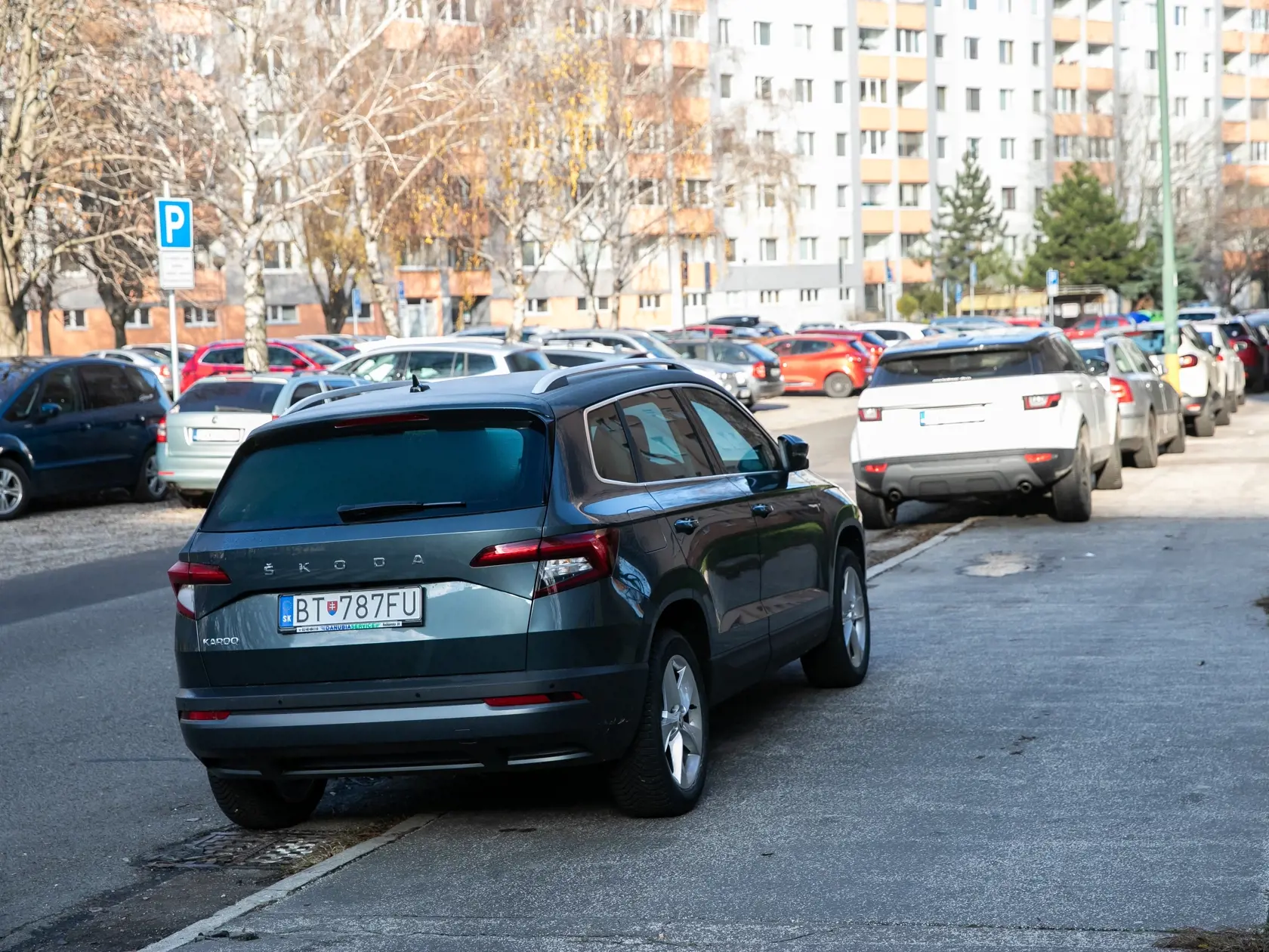 Parkovanie na chodníku v Bratislave.