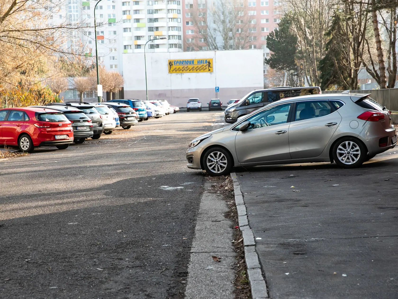 Parkovanie na chodníku v Bratislave.