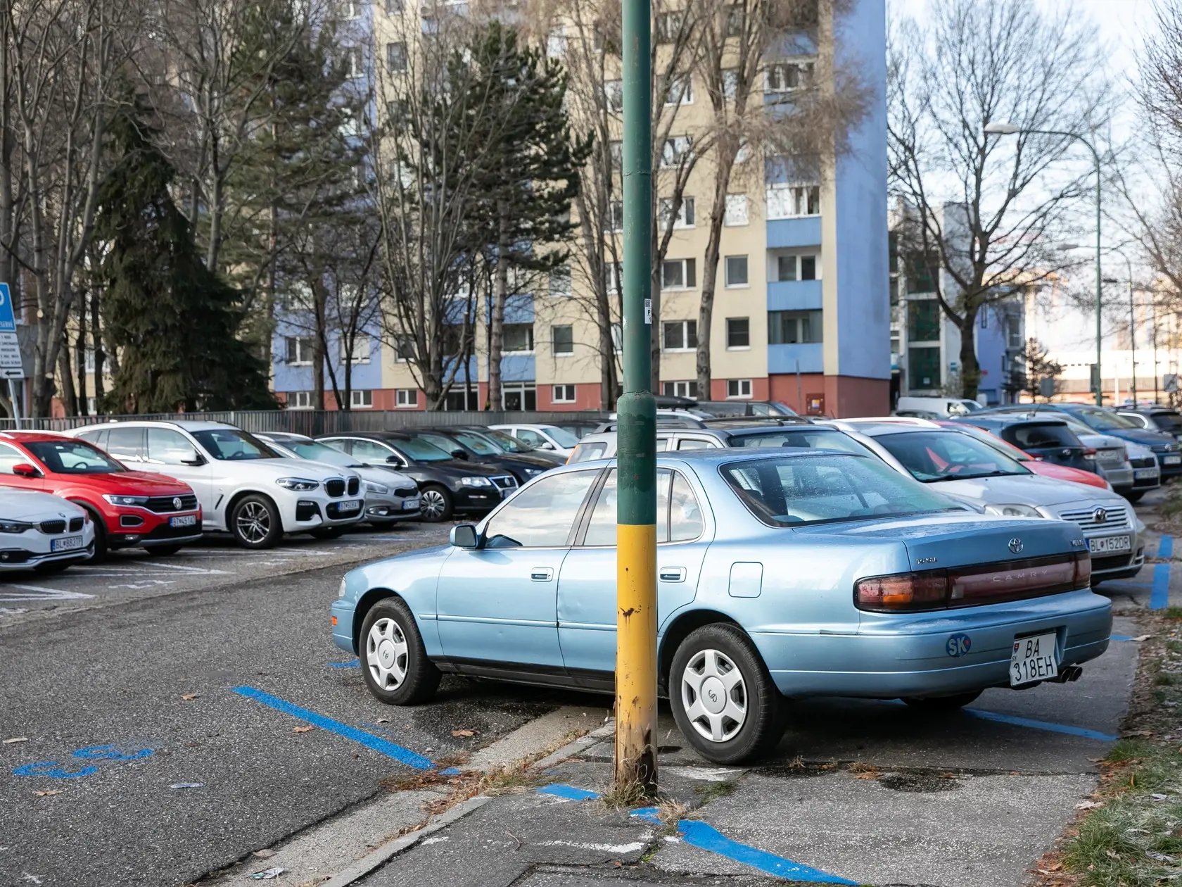 Parkovanie na chodníku v Bratislave.