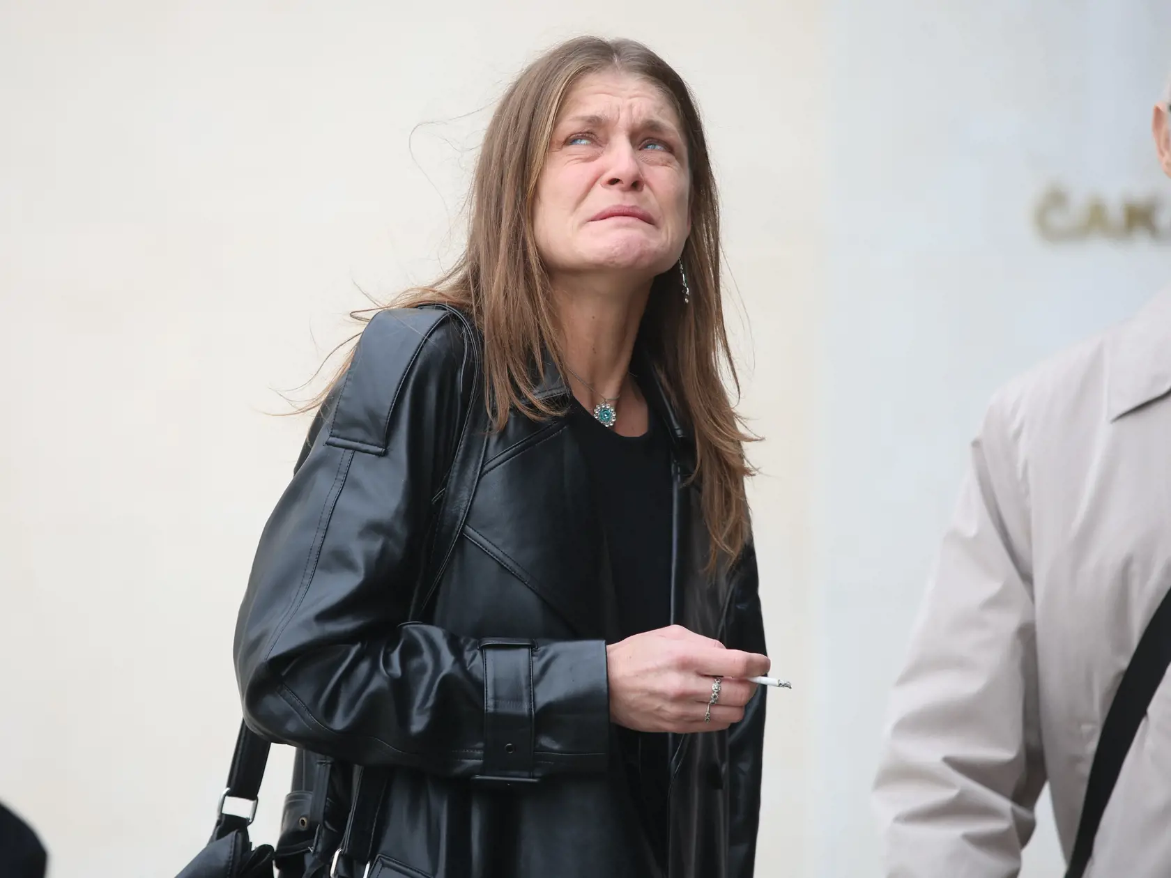 Zrútená vdova Katarína Feldeková na pohrebe manžela Richard Šimurka († 55).