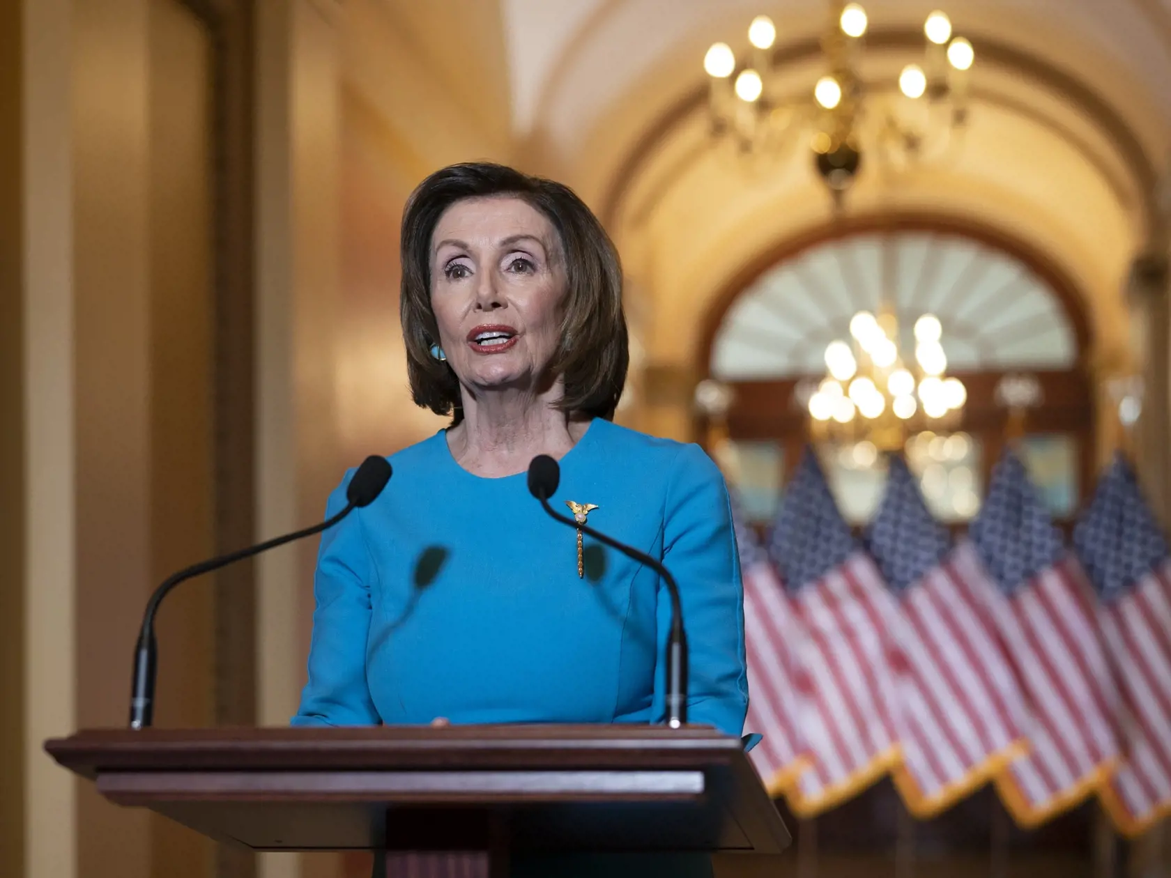 Na snímke predsedníčka Snemovne reprezentantov amerického Kongresu Nancy Pelosiová informuje o tom, že Demokrati sa s administratívou amerického prezidenta Donalda Trumpa dohodli na schválení mimoriadneho ekonomického balíčka pomoci pre Američanov zasiahnutých novým koronavírusom vo Washingtone 13. marca 2020.