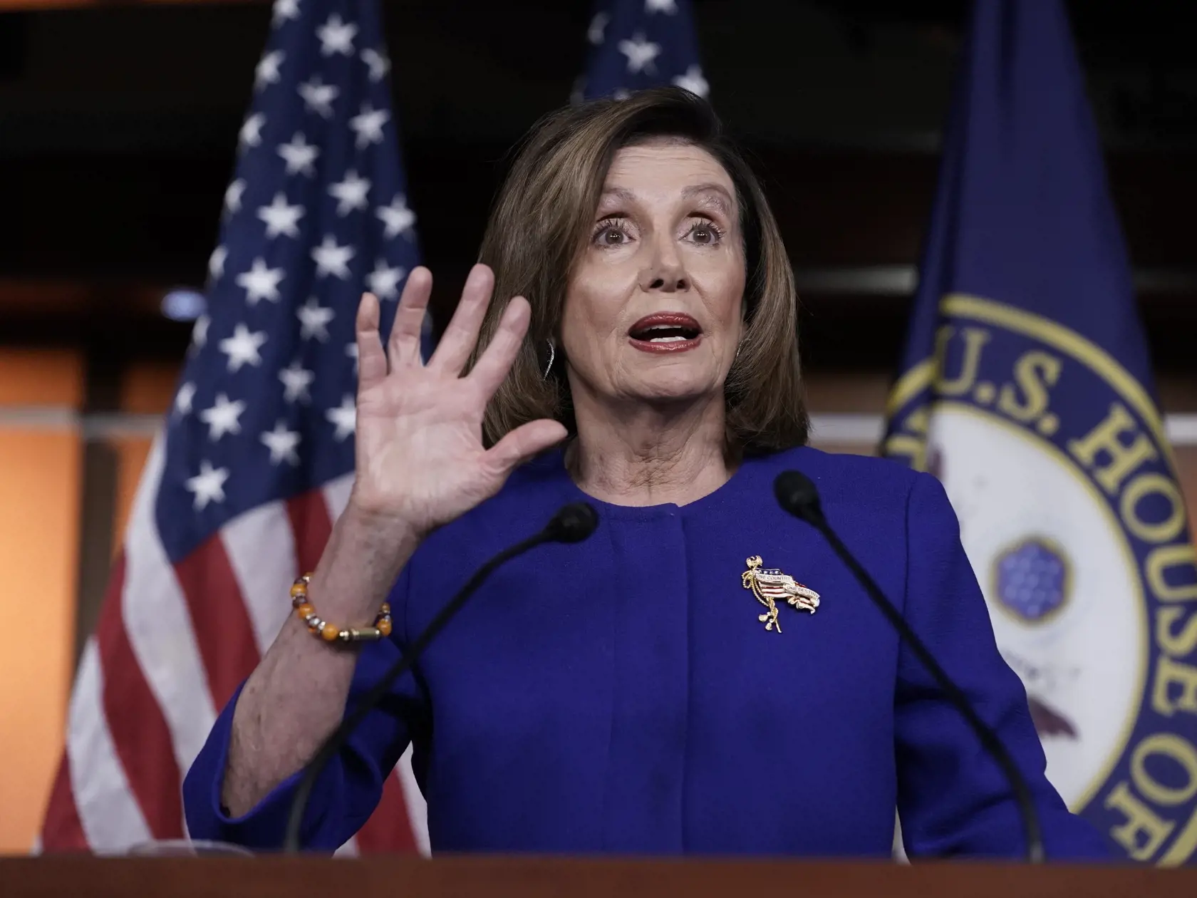 Predsedníčka americkej Snemovne reprezentantov Nancy Pelosiová počas brífingu po eskalácii napätia medzi USA a Iránom v americkom Kongrese vo Washingtone 9. januára 2020. Snemovňa reprezentantov Spojených štátov bude vo štvrtok hlasovať o rezolúcii, ktorej cieľom je obmedziť vojenské opatrenia prezidenta Donalda Trumpa týkajúce sa Iránu po tom, ako Trump nariadil zabitie iránskeho generála Kásema Solejmáního.
