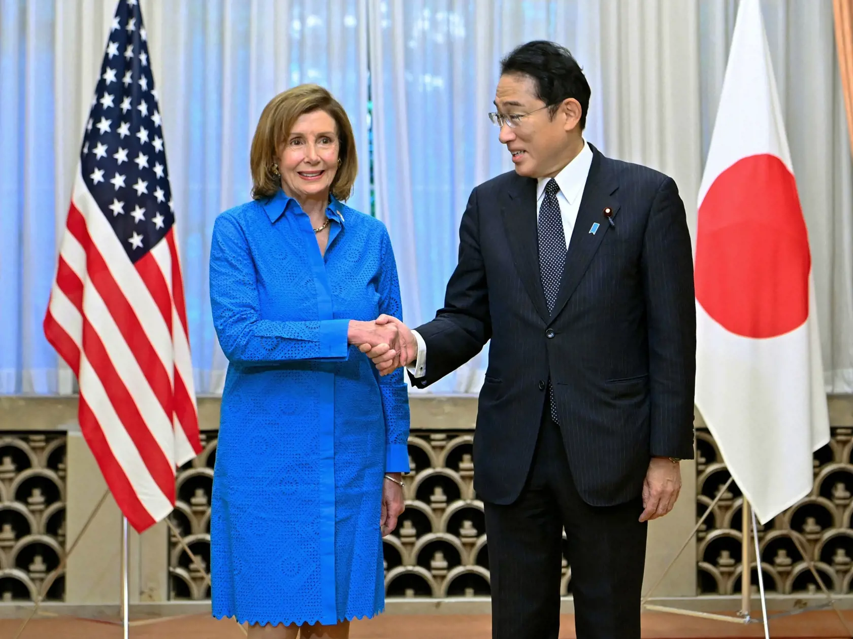 Predsedníčka americkej Snemovne reprezentantov Nancy Pelosiová a japonský premiér Fumio Kišida si podávajú ruky počas stretnutia v Tokiu 5. augusta 2022. Japonský premiér Fumio Kišida v piatok označil odpálenie čínskych balistických rakiet počas vojenských cvičení v okolí Taiwanu za vážny problém, ktorý má vplyv na národnú bezpečnosť a bezpečnosť občanov Japonska. Takisto povedal, že Washington a Tokio budú spolupracovať na udržaní mieru a stability v Taiwanskom prielive.