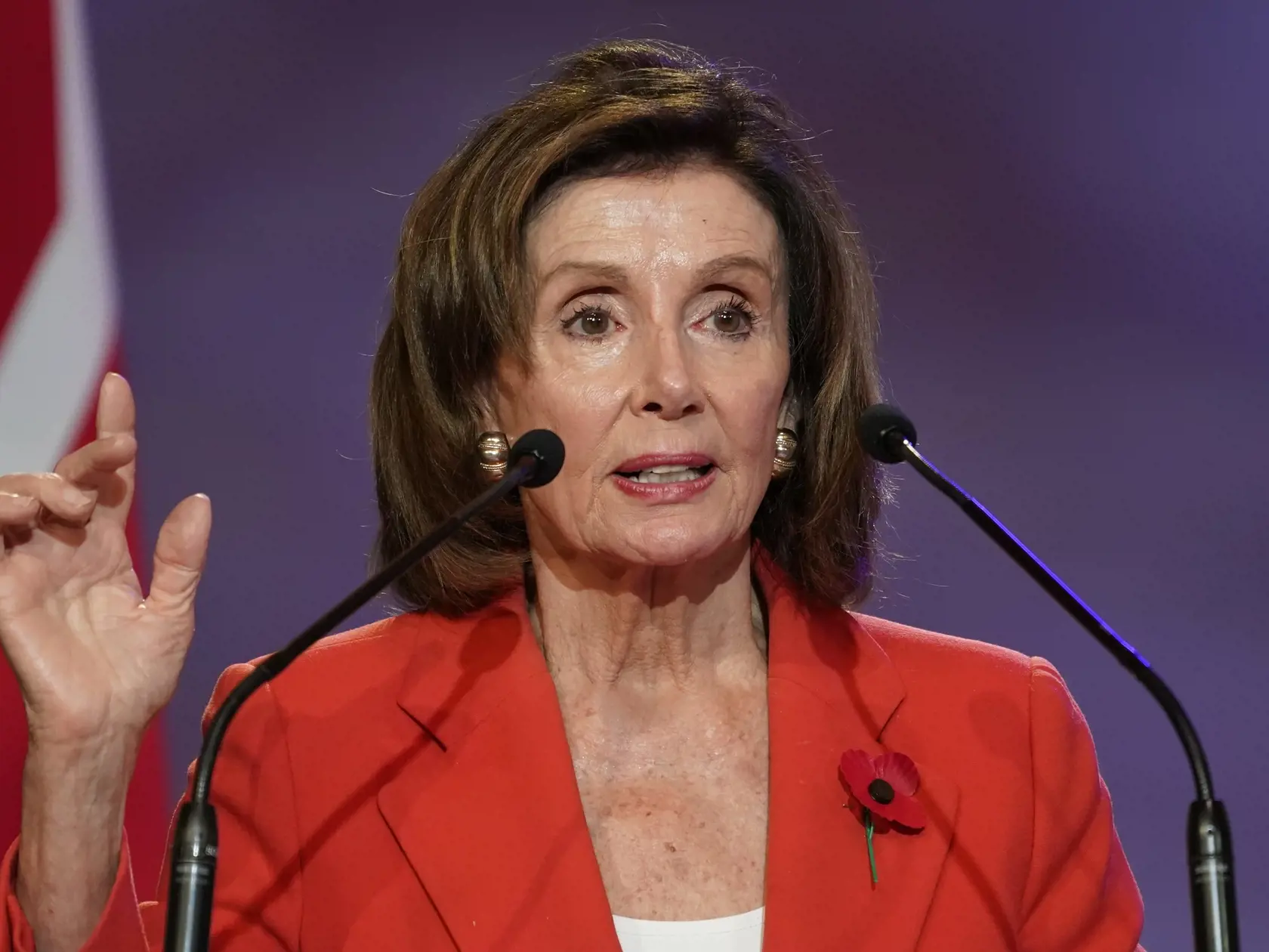 Predsedníčka americkej Snemovne reprezentantov Nancy Pelosiová počas prejavu na klimatickom summite COP26 OSN v Glasgowe 9. novembra 2021. Klimatická konferencia OSN v Glasgowe, známa aj pod skratkou COP26, sa považuje za najvýznamnejšie globálne klimatické fórum od prijatia Parížskej klimatickej dohody v roku 2015. Dvojtýždňové podujatie odštartovalo Fórum svetových lídrov.