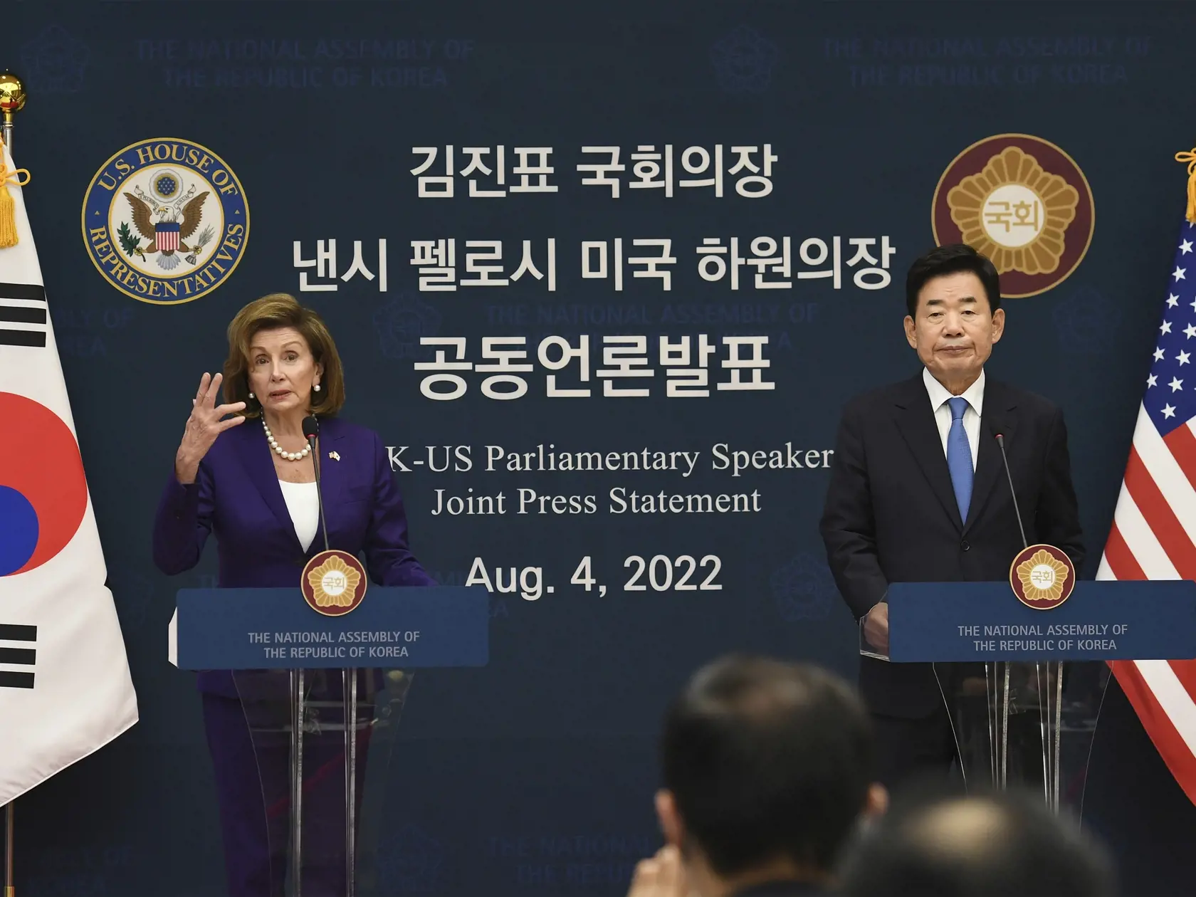 Predsedníčka Snemovne reprezentantov USA Nancy Pelosiová a predseda juhokórejského parlamentu Kim Čin-pchjo počas tlačovej konferencie po spoločnom stretnutí 4. augusta 2022 v Soule.