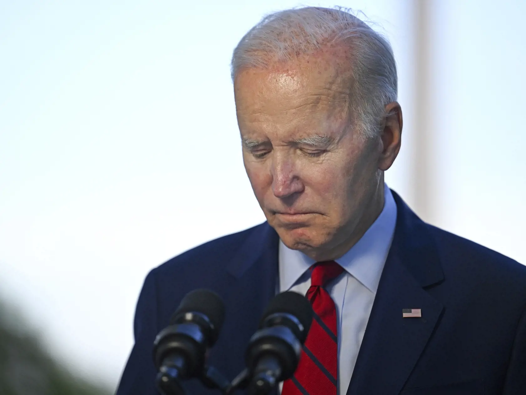 Americký prezident Joe Biden počas tlačovej konferencie, na ktorej potvrdil zabitie vodcu teroristickej siete al-Káida Ajmana Zawahrího v Afganistane vo Washingtone v noci na utorok 2. augusta 2022. Biden mal v stredu znova pozitívny test na ochorenie COVID-19. V správe zverejnenej Bielym domom to uviedol jeho ošetrujúci lekár Kevin O'Connor. Lekár dodal, že test urobili po tom, ako Biden absolvoval ľahké cvičenie.