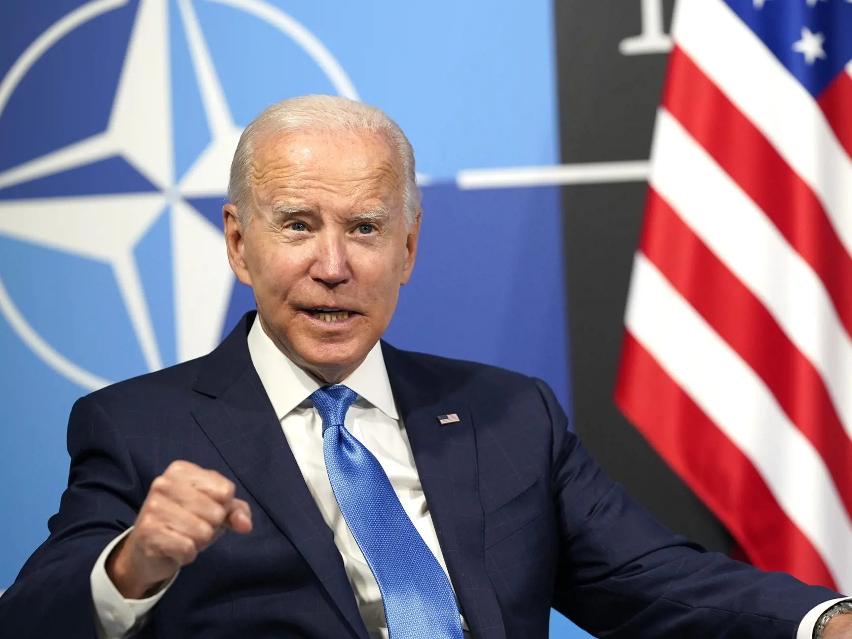 Na snímke americký prezident Joe Biden diskutuje počas stretnutia s generálnym tajomníkom Severoatlantickej aliancie Jensom Stoltenbergom na summite NATO v Madride 29. júna 2022. Lídri členských krajín NATO sa stretnú na summite, ktorý potrvá od 28. do 30. júna 2022.