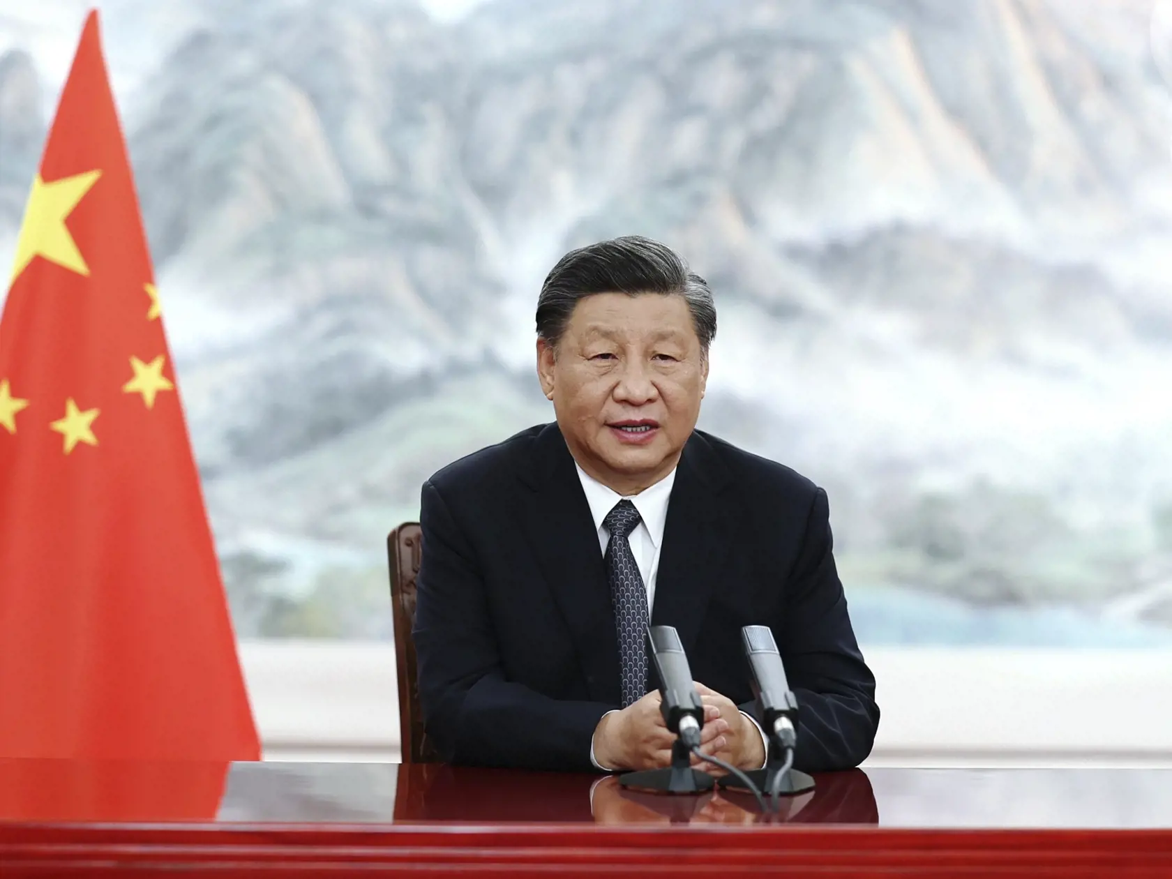 WA 12 -  Čínsky prezident Si Ťin-pching vystupuje prostredníctvom videokoferencie na summite zoskupenie rozvíjajúcich sa ekonomík BRICS, ktoré tvoria Brazília, Rusko, India, Čína a Juhoafrická republika (JAR) v stredu 22. júna 2022. Ukrajinskú krízu označil za "budíček" a upozornil na "rozširovanie vojenských aliancií" a úsilie krajín zameriavať sa na vlastnú bezpečnosť na úkor bezpečnosti ďalších krajín. Čínsky prezident minulý týždeň v telefonickom rozhovore ruského prezidenta Vladimira Putina
