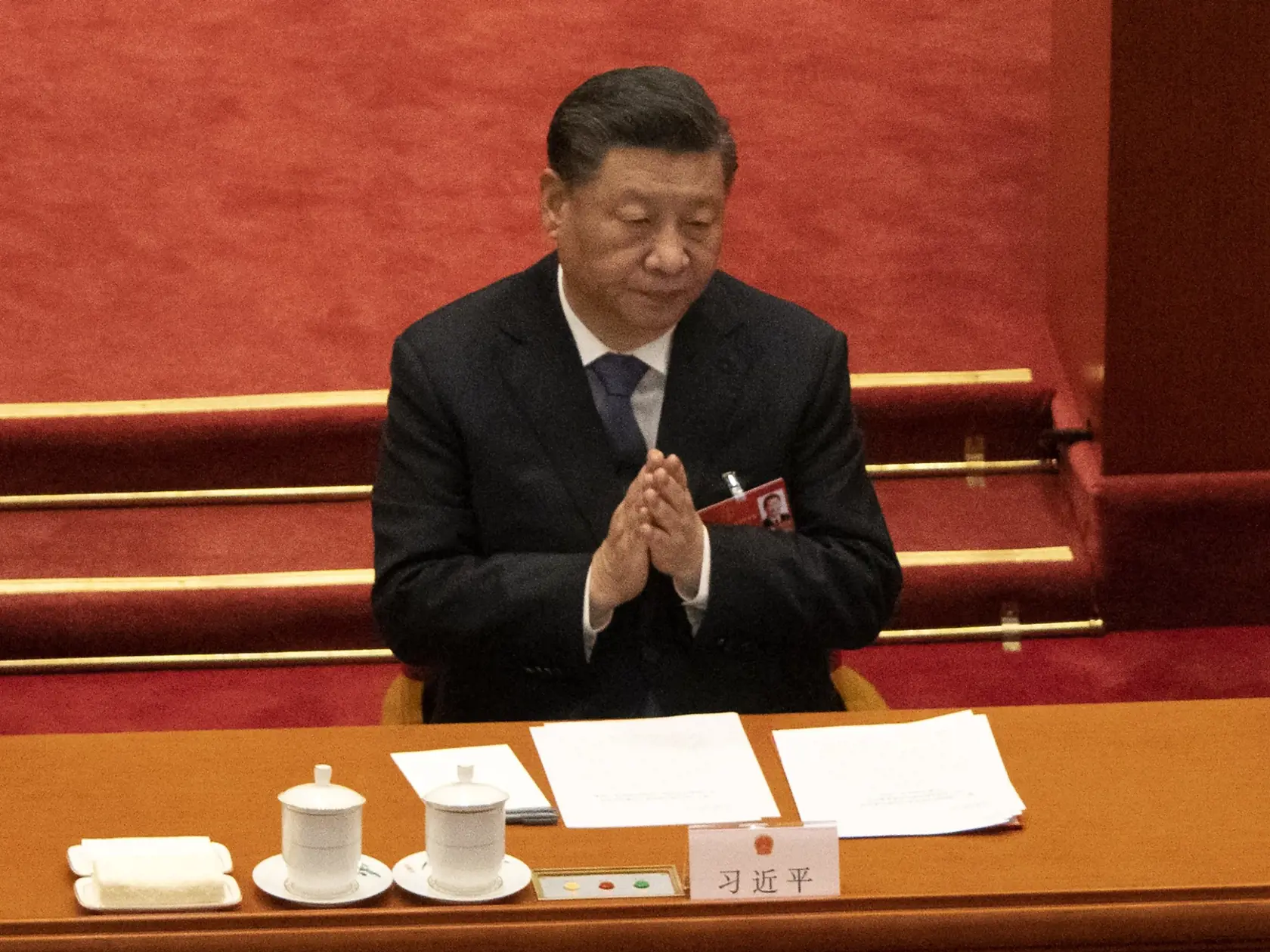 PK 17 archív Peking - Na archívnej snímke z 11. marca 2022 čínsky prezident Si Ťin-pching tlieska počas ukončenia Čínskeho národného ľudového kongresu v Pekingu. Si Ťin-pching v piatok 18. marca 2022 v telefonáte so šéfom Bieleho domu Joeom Bidenom povedal, že konflikty medzi krajinami nie sú v záujme žiadnej zo strán. FOTO TASR/AP

Chinese President Xi Jinping applauds during the closing session of China's National People's Congress (NPC) at the Great Hall of the People in Beijing, Friday, Marc