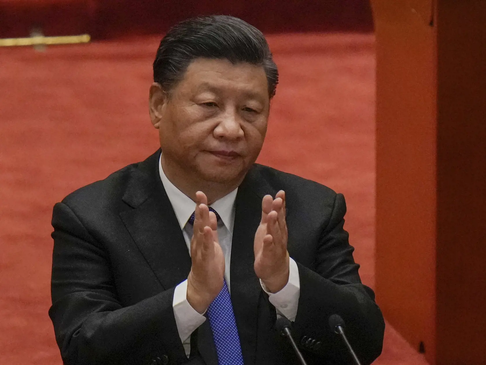 JB 33 Archív Peking -  Na archívnej snímke z 9. októbra 2021 čínsky prezident Si Ťin-pching tlieska na výročnom zasadnutí Celočínskeho zhromaždenia ľudových zástupcov v Pekingu.  Čínsky prezident Si Ťin-pching v pondelok 25. októbra pri príležitosti 50. výročia vstupu Číny do Organizácie Spojených národov (OSN) v slávnostnom prejave uviedol, že to bolo "víťazstvo pre čínsky ľud". Informovala o tom agentúra DPA.  Bezpečnostná rada OSN (BR OSN) 25. októbra 1971 prijala rezolúciu číslo 2758, ktorou