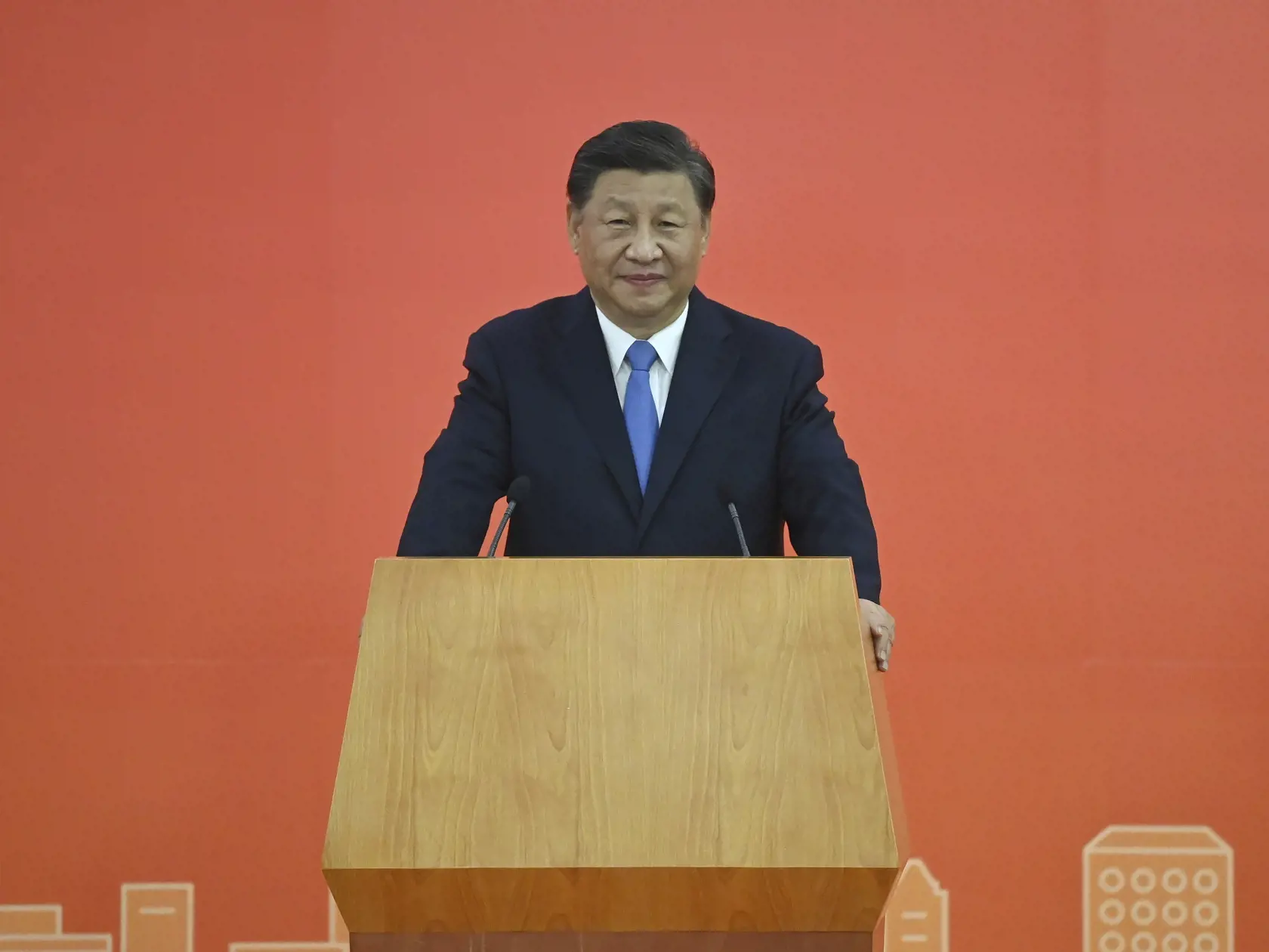 PK 21 Hongkong - Čínsky prezident Si Ťin-pching sa prihovára po príchode na oslavy 25. výročia prechodu Hongkongu mesta spod britskej pod čínsku správu v Hongkongu 30. júna 2022. Si Ťin-pching dorazil vo štvrtok do Hongkongu, aby sa tam zúčastnil na oslavách venovaných 25. výročiu prechodu tohto mesta spod britskej pod čínsku správu. Ide pritom o prvú cestu Si Ťin-pchinga mimo čínskej pevniny od začiatku pandémie koronavírusu. FOTO TASR/AP

China's President Xi Jinping delivers a speech after ar