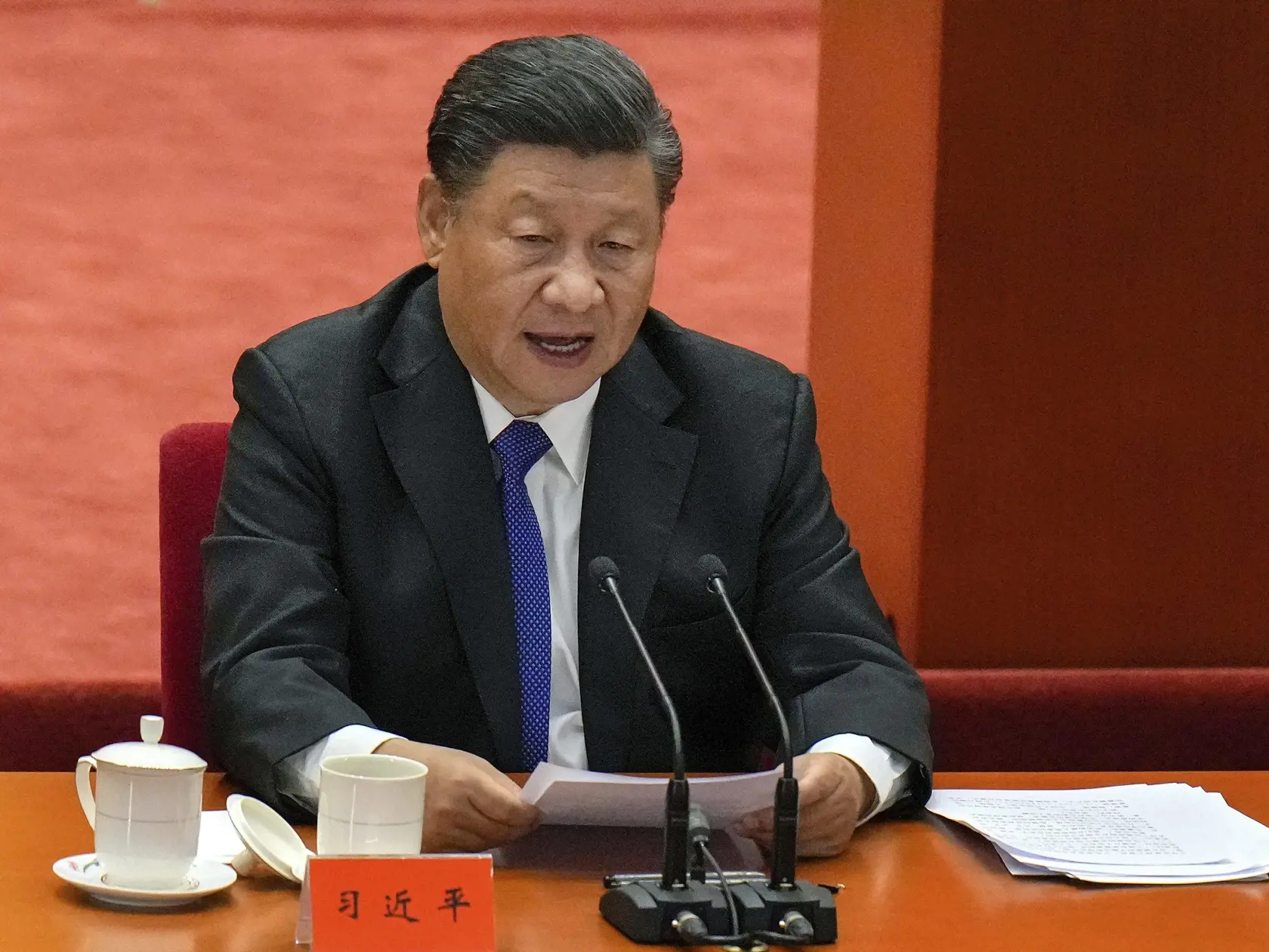 WA 8 Peking - Čínsky prezident Si Ťin-pching počas  zasadnutia Ústredného výboru Komunistickej strany Číny  v pekingu v pondelok 8. novembra 2021.  Štátna tlačová agentúra Sinchua uviedla, že Si Ťin-pching otvoril stretnutie pracovnou správou a "vysvetlením k návrhu rezolúcie o hlavných úspechoch a historických skúsenostiach" strany počas jej 100-ročnej histórie. FOTO TASR/AP 

Chinese President Xi Jinping delivers a speech at an event commemorating the 110th anniversary of Xinhai Revolution at 