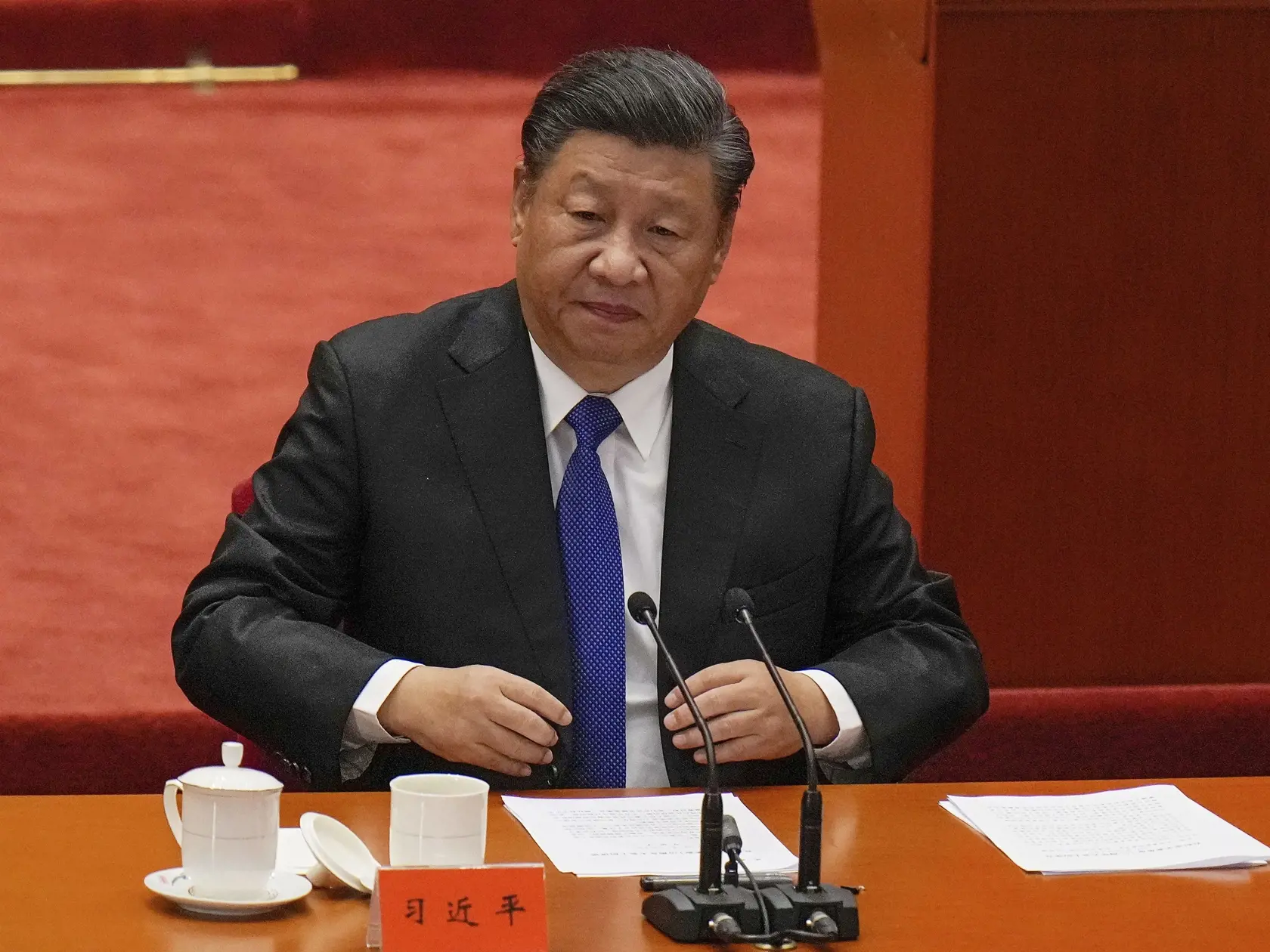 KK38 Peking - Čínsky prezident Si Ťin-pching počas príchodu na 110. výročie tzv. sinchajskej revolúcie z roku 1911, 9. októbra 2021 v Pekingu. Čínsky prezident Si Ťin-pching vyzval v sobotu na znovuzjednotenie svojej krajiny s Taiwanom, samosprávnym ostrovom, s ktorým má Peking dlhodobo napäté vzťahy. FOTO TASR/AP
Chinese President Xi Jinping looks as he arrives at an event commemorating the 110th anniversary of Xinhai Revolution at the Great Hall of the People in Beijing, Saturday, Oct. 9, 2021