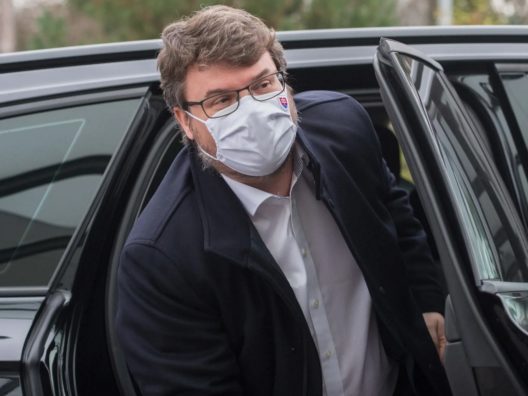 Na snímke vicepremiér SR pre legislatívu a strategické plánovanie Štefan Holý prichádza na zasadnutie Ústredného krízového štábu 23. novembra 2020 v Bratislave. FOTO TASR - Martin Baumann
