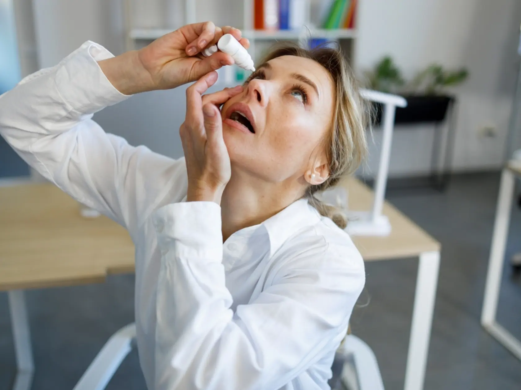 V menopauze sa u mnohých žien objavia problémy s očami a musia používať zvlhčujúce kvapky pravidelne.