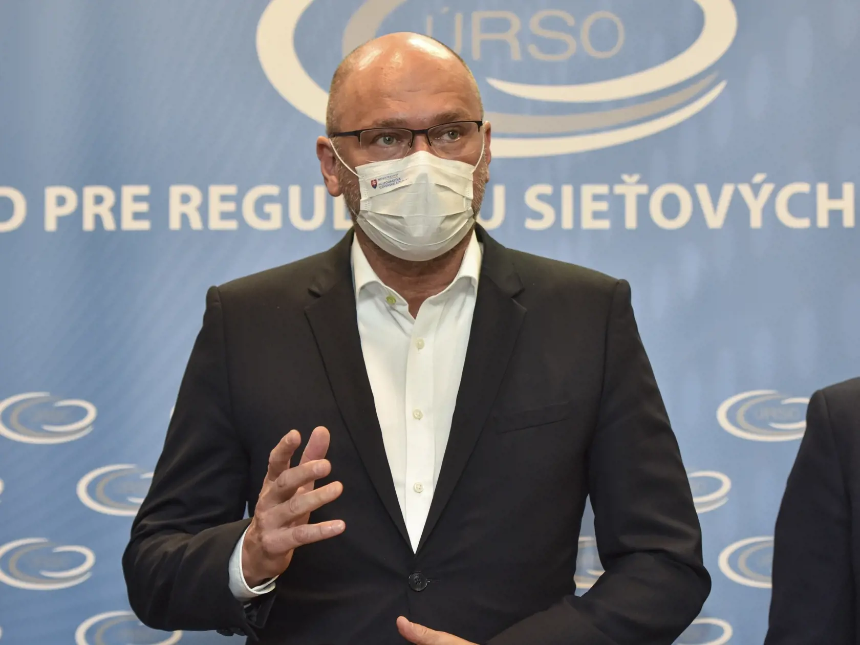 Minister hospodárstva Richard Sulík sa ponúkol, že prevezme rezort zdravotníctva. Igor Matovič reagoval kritikou.