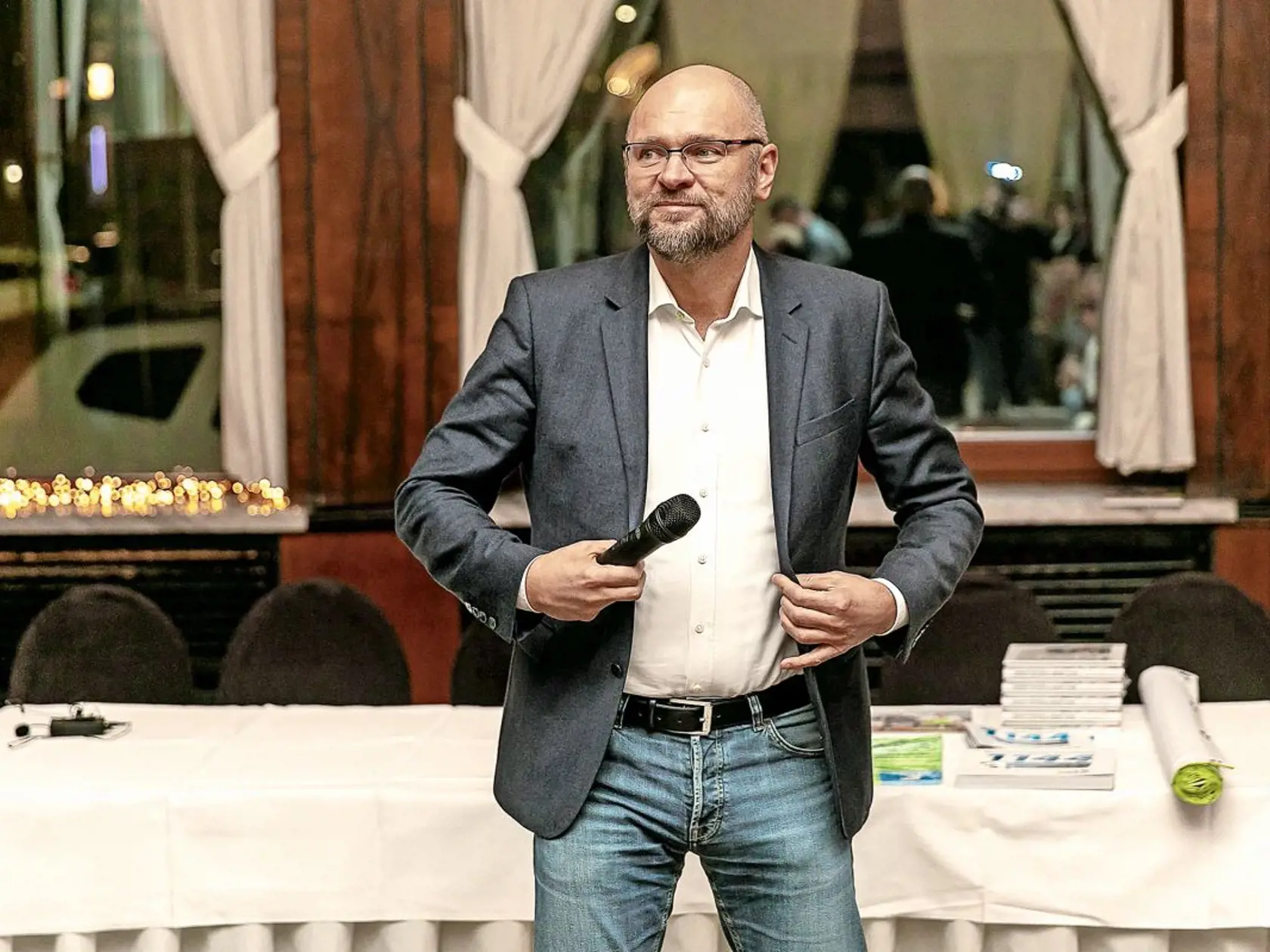 Minister hospodárstva Richard Sulík sa ponúkol, že prevezme rezort zdravotníctva. Igor Matovič reagoval kritikou.