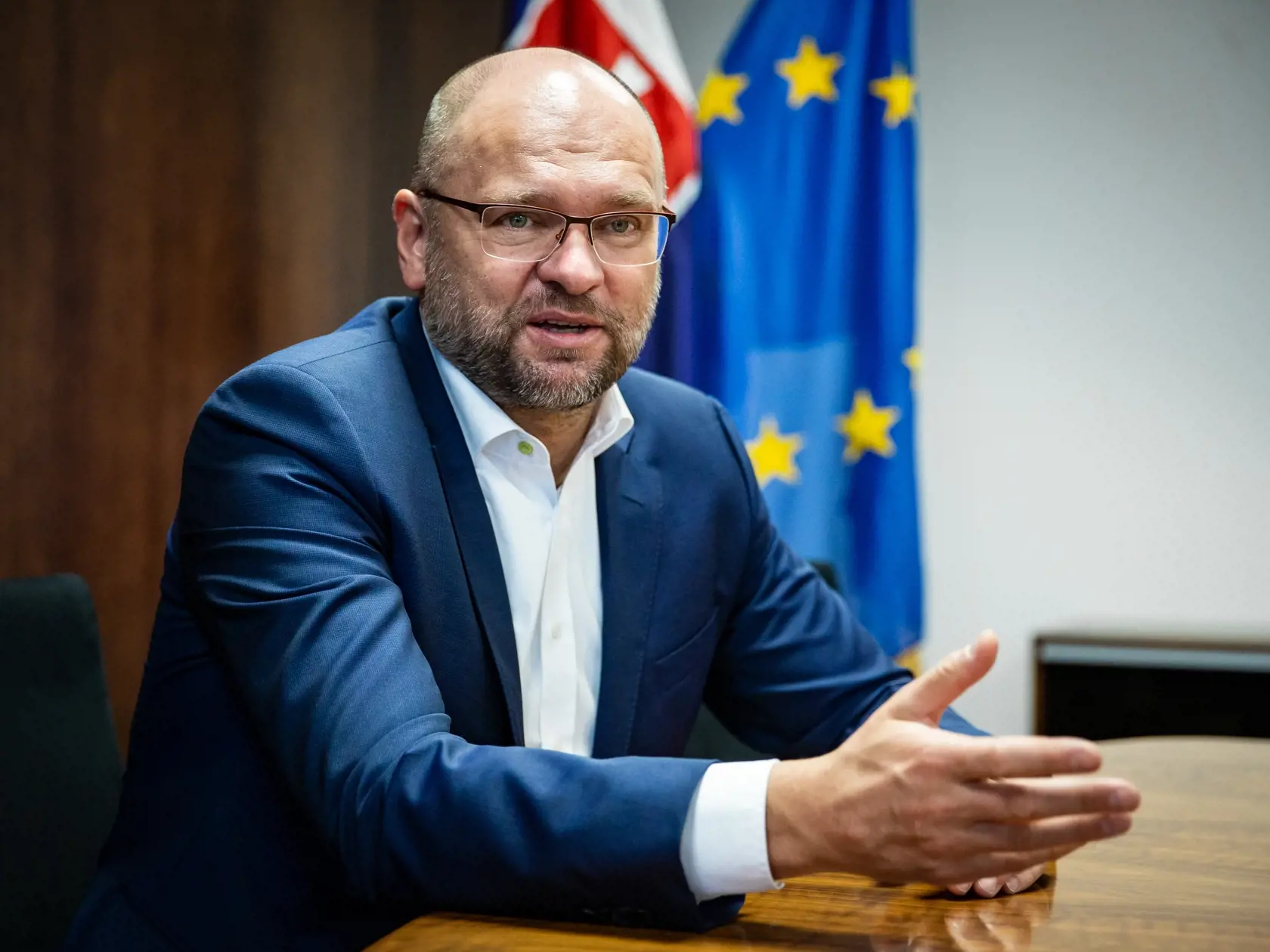Minister hospodárstva Richard Sulík sa ponúkol, že prevezme rezort zdravotníctva. Igor Matovič reagoval kritikou.