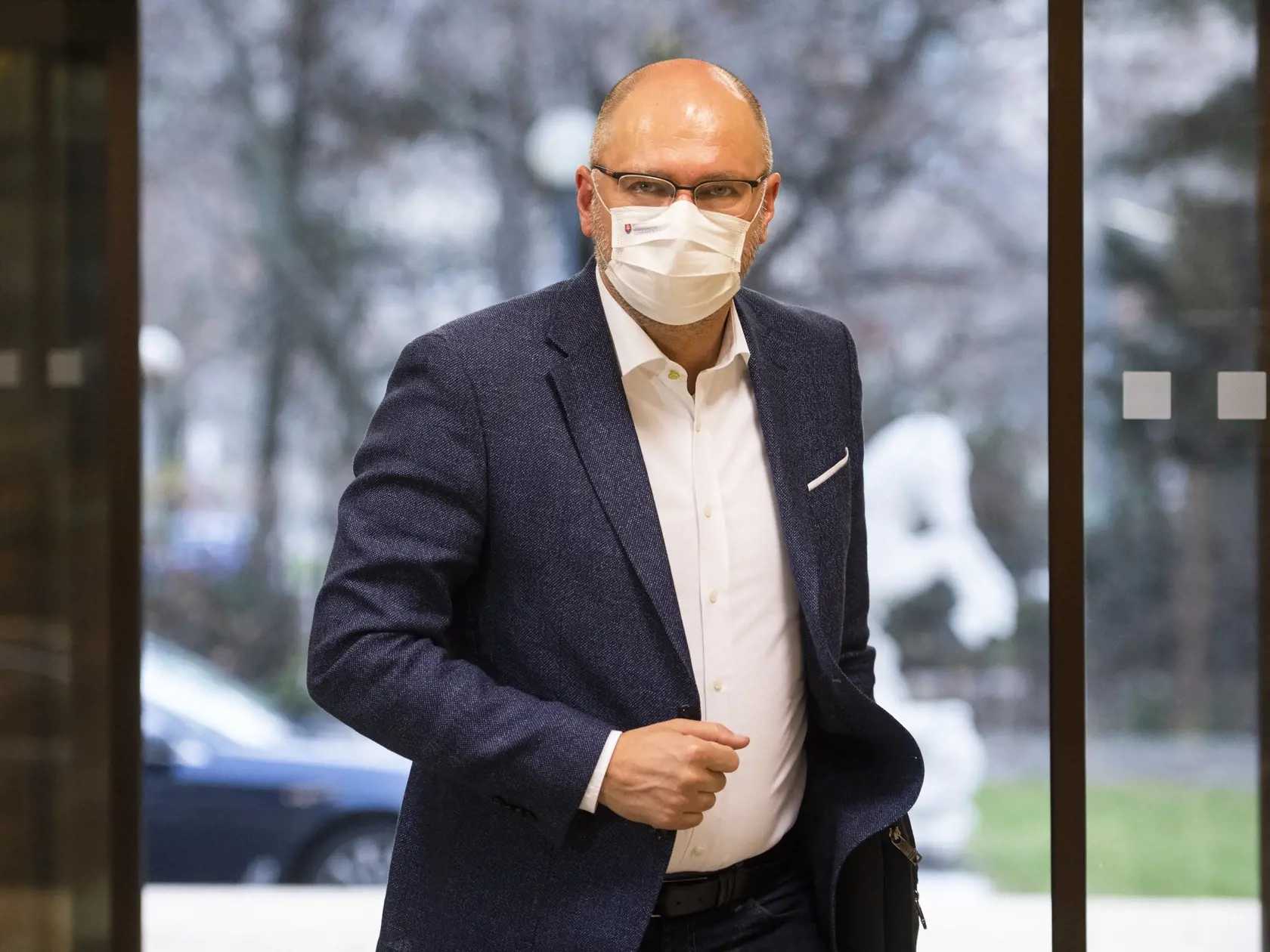 Minister hospodárstva Richard Sulík sa ponúkol, že prevezme rezort zdravotníctva. Igor Matovič reagoval kritikou.