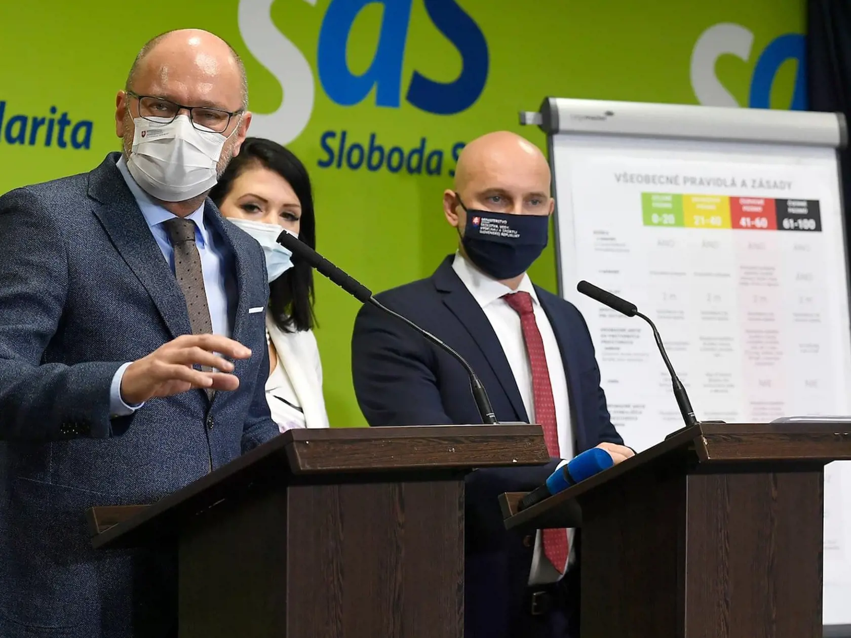 Minister hospodárstva Richard Sulík sa ponúkol, že prevezme rezort zdravotníctva. Igor Matovič reagoval kritikou.