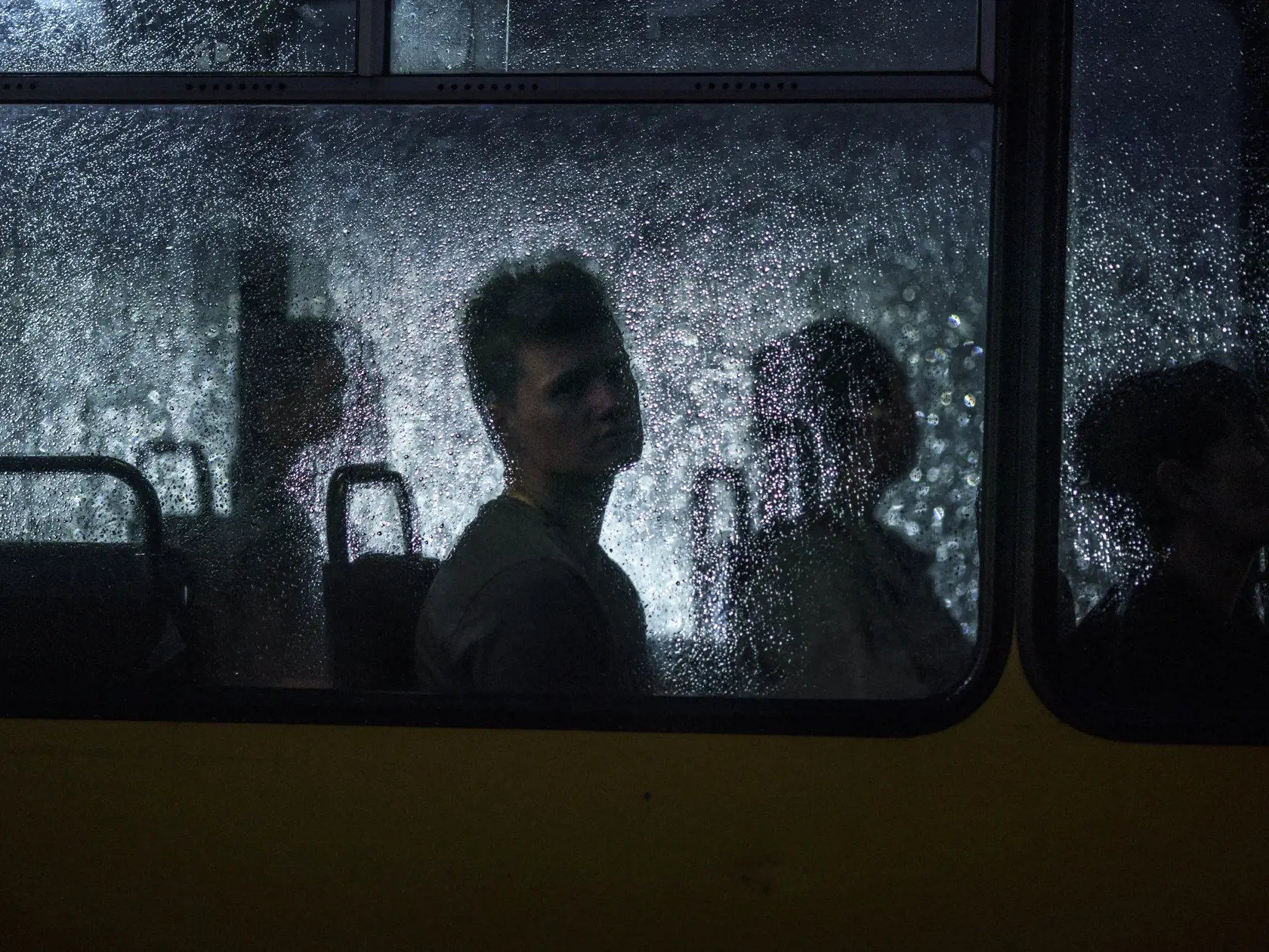 WA 23 Dnipro - Cestujúci sa pozerá z okna mestského autobusu počas dažďa v Dnipre, štvrtom najväčšom meste na Ukrajine, v pondelok 1. augusta 2022. FOTO TASR/AP

A passenger looks out of a city bus window during a rain shower in Dnipro, Ukraine, Monday, Aug. 1, 2022. (AP Photo/David Goldman)
