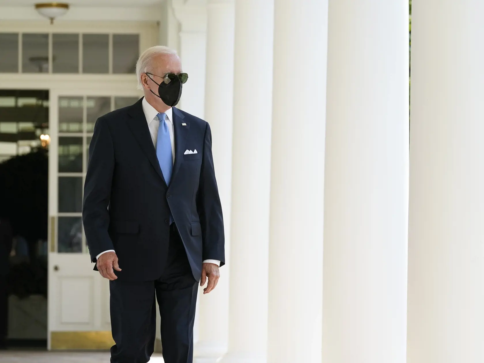 WA 19 Washington - Americký prezident Joe Biden s respirátorom v priestoroch Bieleho doma vo Washingtonu v stredu 27. júla 2022. Biden po dvoch negatívnych testoch na koronavírus z utorka večera a zo stredy ukončuje prísnu karanténu. V stredu to podľa Bieleho domu oznámil jeho lekár Kevin O'Connor, informujú agentúry AP a AFP.  V izolácii vo svojej rezidencii v Bielom dome bol Biden od minulého štvrtka, keď sa uňho potvrdila nákaza covidom.  Podľa jeho lekára však bude po dobu desiatich dní nosi