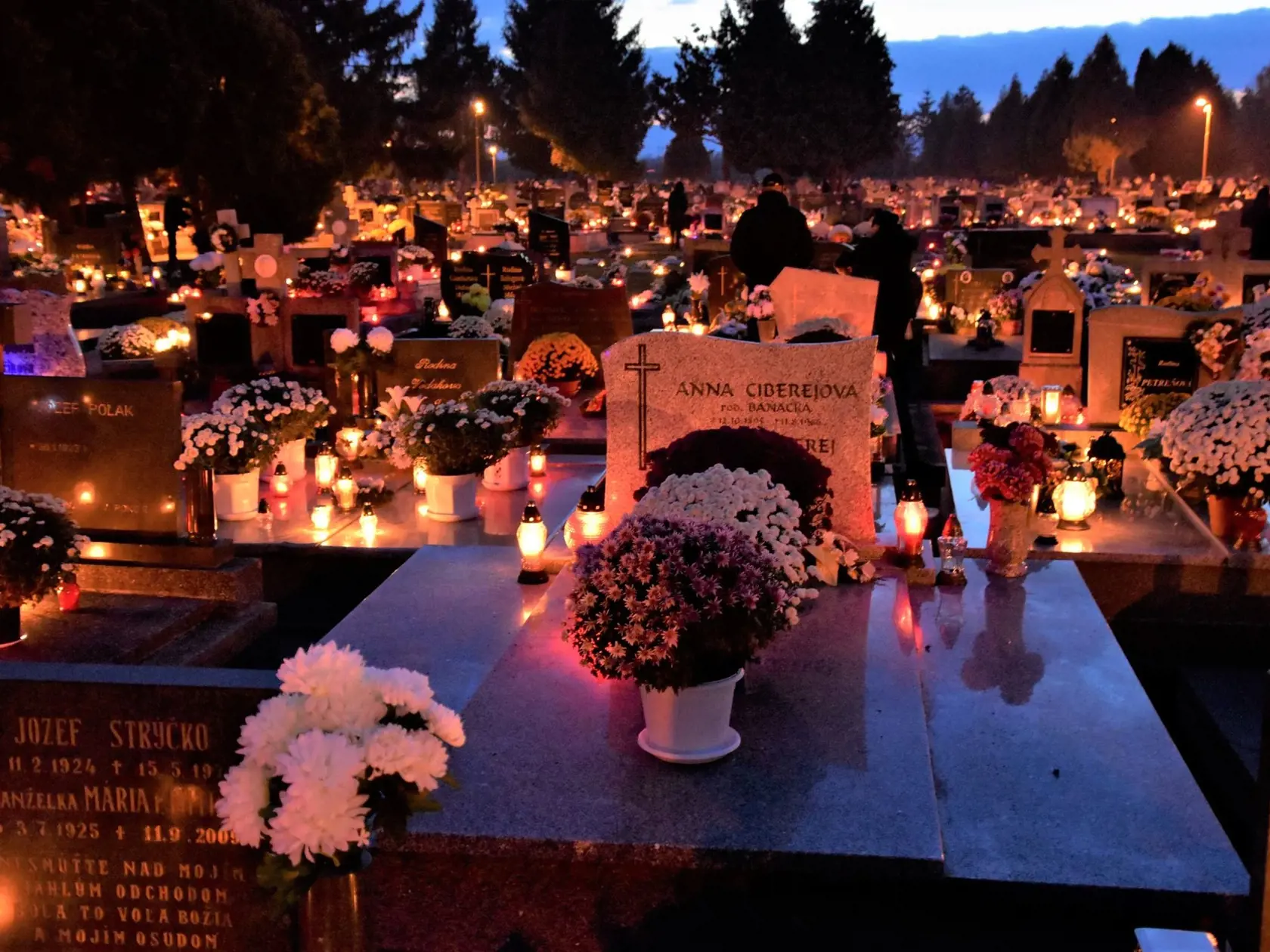 Dušičková atmosféra namestskom trebišovskom cintoríne.