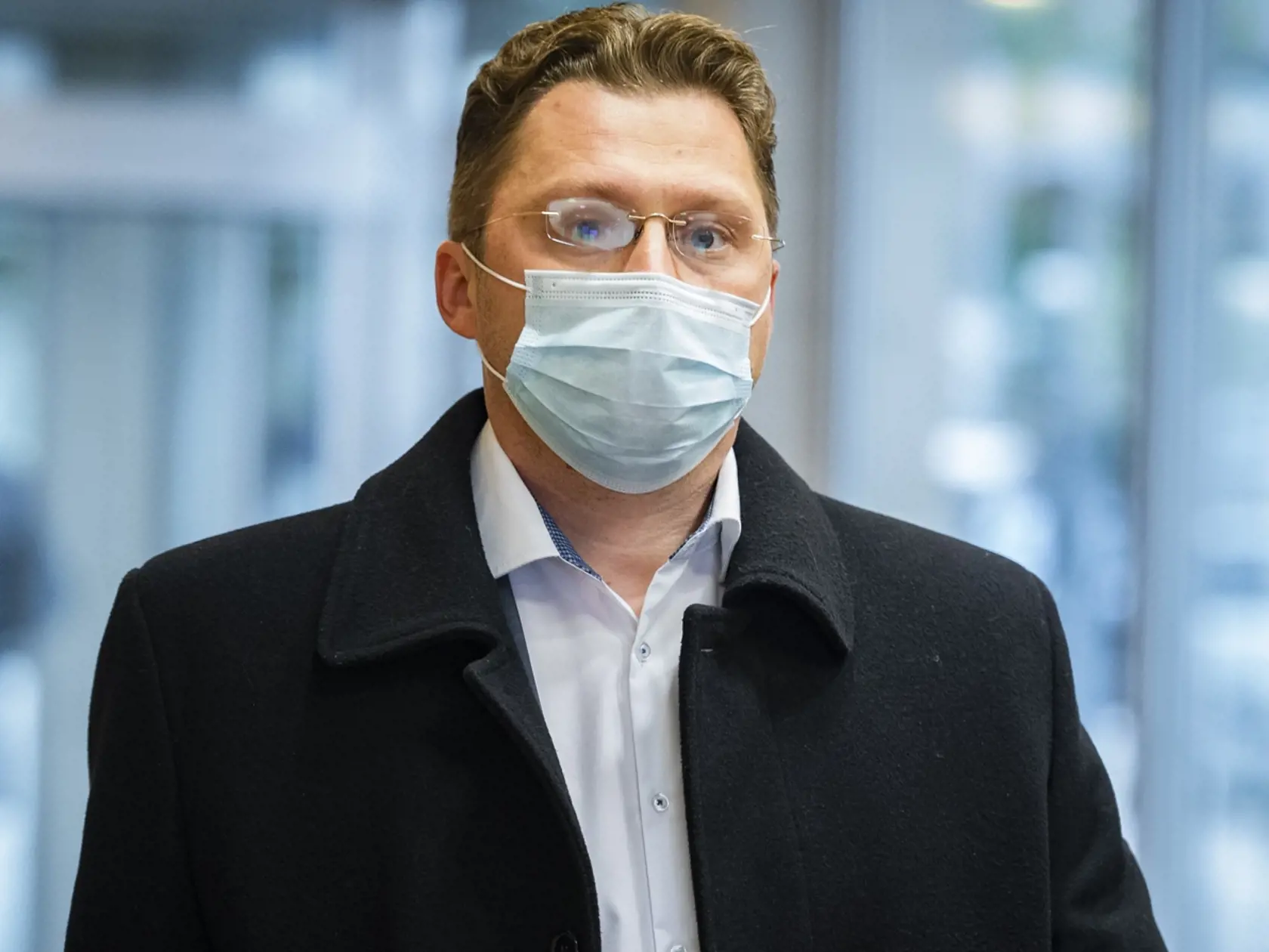 Súčasného ministra hospodárstva nepoteší ani názor lekára a šéfa Lekárskeho odborového združenia Petra Visolajského. „Privítal by som, keby strana SaS mala vo svojom úzkom tíme niekoho, kto rozumie slovenskému zdravotníctvu,“ povedal odborník s dôvetkom, že SaS v tom nie je jediná. „Ako občan tejto krajiny a v situácii, v akej je Slovensko, nepotrebujem počuť takéto koaličné prekáračky a bol by som veľmi rád, keby si ich nechali pre seba v rámci koalície,“ odkázal politikom.