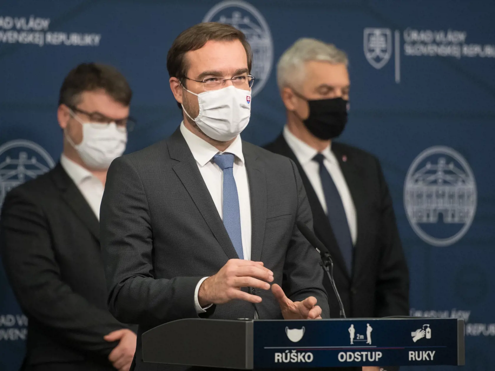 Na snímke zľava podpredseda vlády SR Štefan Holý, minister zdravotníctva SR Marek Krajčí a minister zahraničných vecí a európskych záležitosti SR Ivan Korčok počas tlačovej konferencie po ukončení 60. rokovania vlády SR 16. decembra 2020 v Bratislave. FOTO TASR -  Martin Baumann
