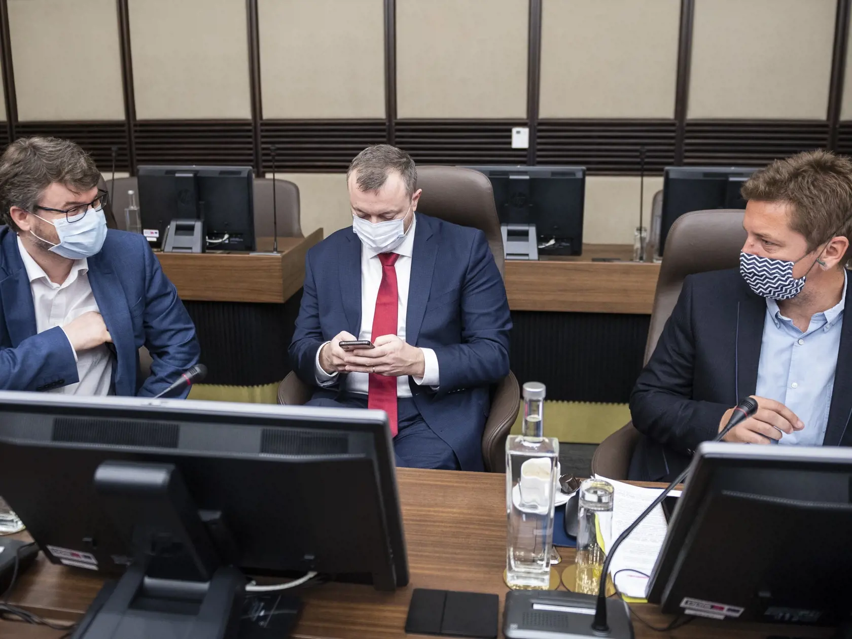 Na snímke zľava podpredseda vlády pre legislatívu a strategické plánovanie Štefan Holý, minister práce, sociálnych vecí a rodiny SR Milan Krajniak a minister dopravy a výstavby SR Andrej Doležal (všetci Sme rodina) počas 12. rokovania vlády SR v Bratislave 19. apríla 2020. FOTO TASR - Jaroslav Novák