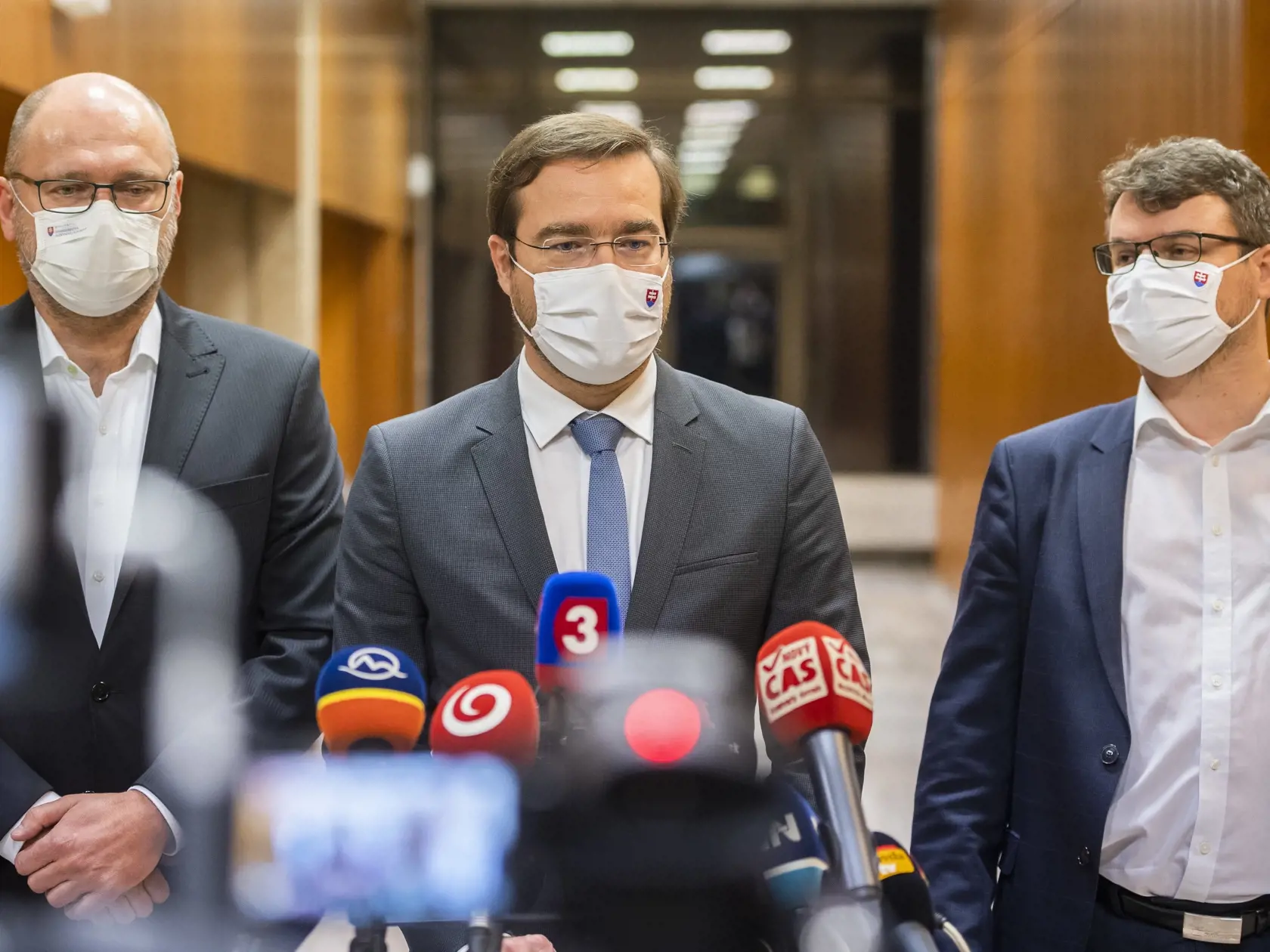 Na snímke zľava minister hospodárstva SR a prvý podpredseda vlády pre ekonomiku SR Richard Sulík (SaS), minister zdravotníctva SR Marek Krajčí (OĽaNO) a podpredseda vlády pre legislatívu a strategické plánovanie Štefan Holý (Sme rodina) počas brífingu po 59. rokovaní vlády SR v Bratislave 14. decembra 2020. FOTO TASR - Jaroslav Novák