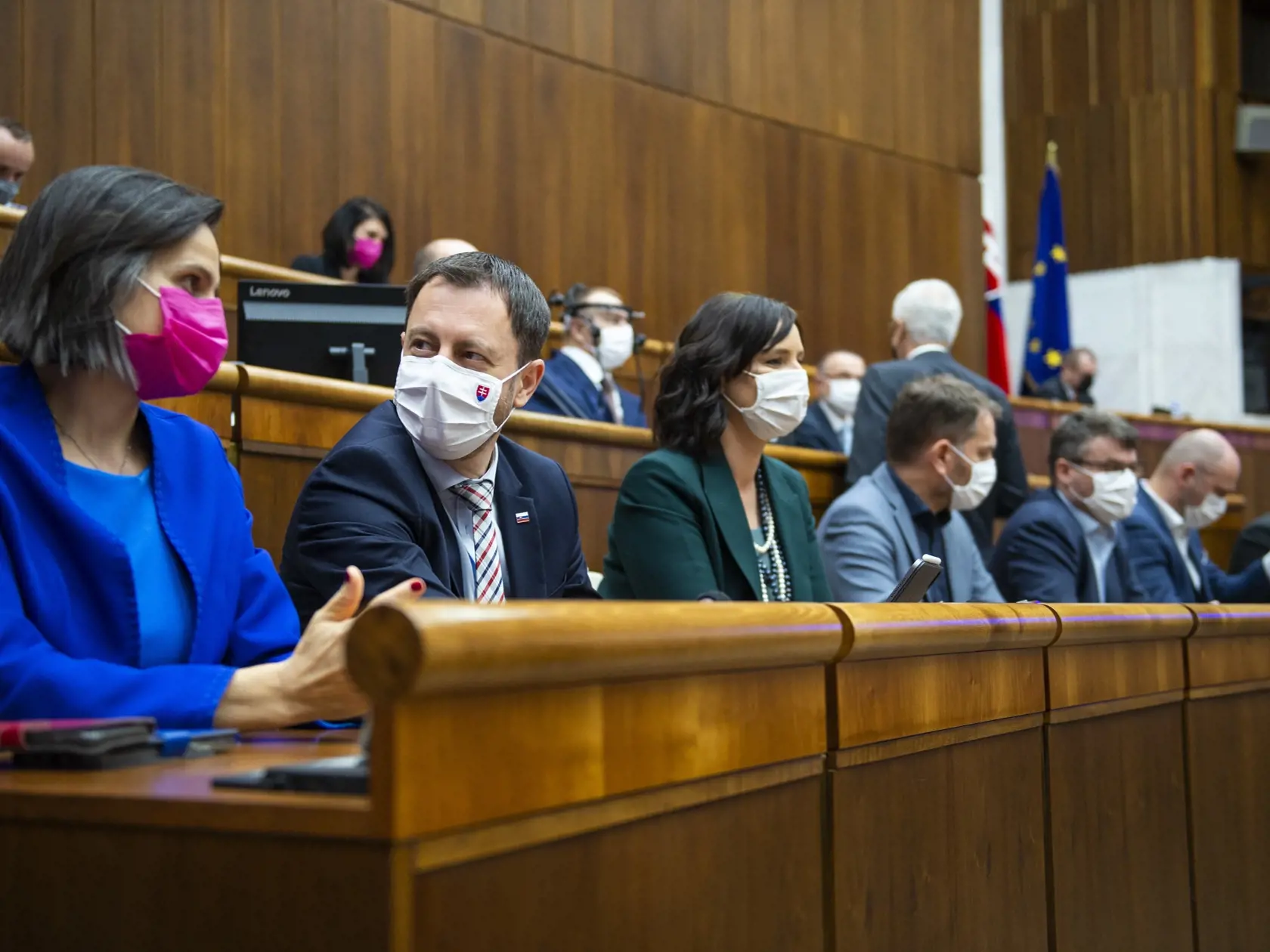 Na snímke zľava ministerka spravodlivosti SR Mária Kolíková (Za ľudí), minister financií SR Eduard Heger (OĽaNO), ministerka pre investície, regionálny rozvoj a informatizáciu SR Veronika Remišová (Za ľudí), predseda vlády SR Igor Matovič (OĽaNO) , podpredseda vlády pre legislatívu a strategické plánovanie Štefan Holý (Sme rodina) a minister hospodárstva SR Richard Sulík (SaS) počas hlasovania o štátnom rozpočte na zasadnutí 18. schôdze parlamentu v stredu 9. decembra 2020 v Bratislave. Parlamen