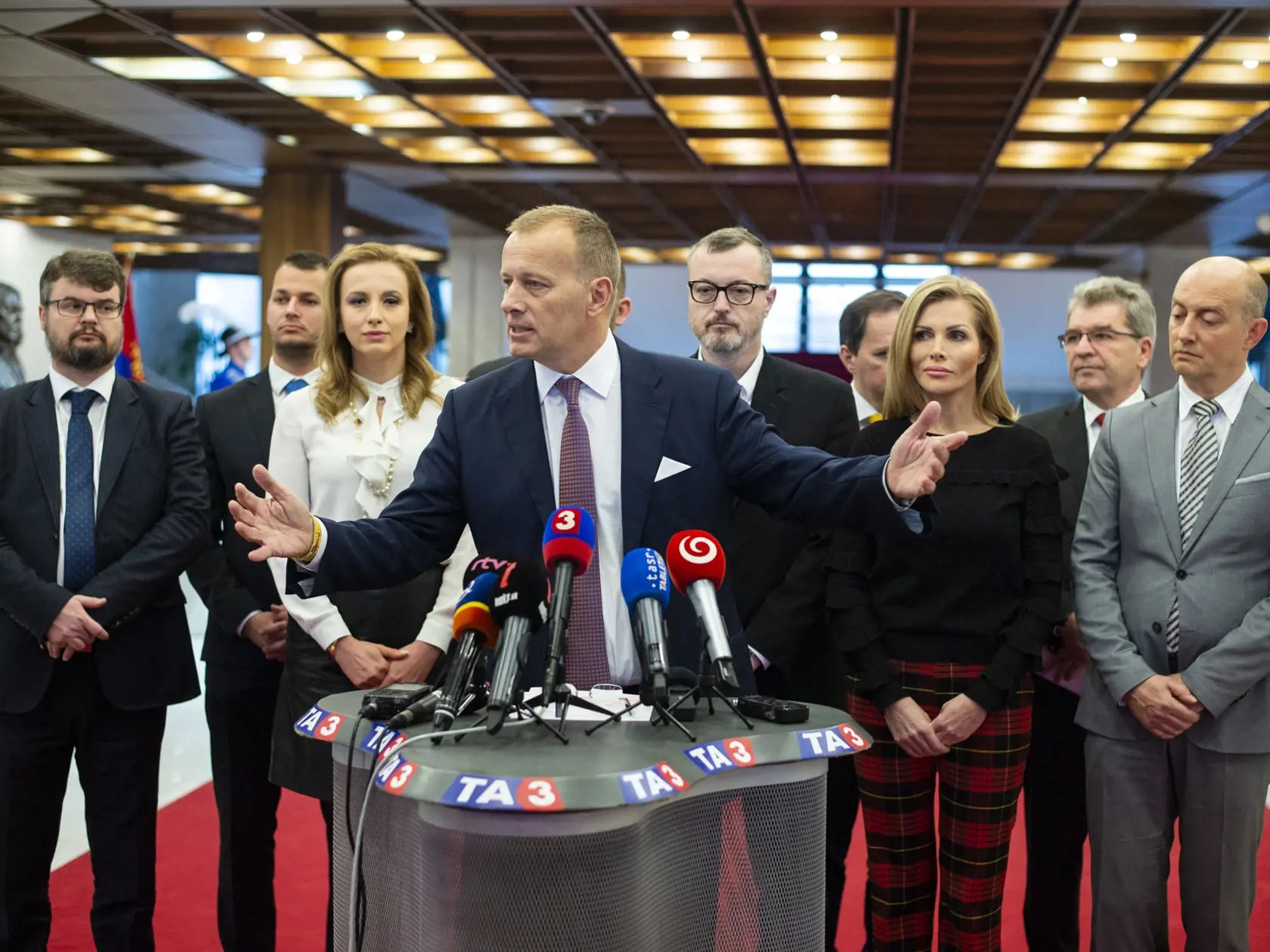 Na snímke uprostred predseda hnutia Sme rodina Boris Kollár spolu s členmi kandidačnej listiny do parlamentných volieb 2020 zľava, Štefan Holý, Ľuboš Krajčír, Adriana Pčolinská, Milan Krajniak, Petra Krištúfková, Juraj Karahuta a Ľudovít Goga počas tlačovej konferencie k predstaveniu kandidačnej listiny hnutia Sme rodina do parlamentných volieb 28. novembra 2019 v Bratislave. FOTO TASR - Jakub Kotian