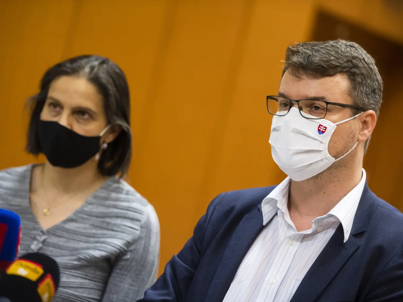Na snímke zľava ministerka spravodlivosti SR Mária Kolíková (Za ľudí) a podpredseda vlády pre legislatívu a strategické plánovanie Štefan Holý (Sme rodina) počas tlačovej konferencie po 57. rokovaní vlády SR v Bratislave 7. decembra 2020. FOTO TASR -Jaroslav Novák
