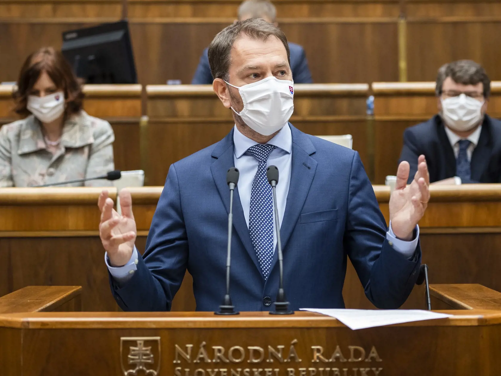 Na snímke zľava podpredsedníčka vlády pre investície a informatizáciu SR Veronika Remišová (Za ľudí), predseda vlády SR Igor Matovič (OĽaNO) a podpredseda vlády pre legislatívu a strategické plánovanie Štefan Holý (Sme rodina) počas 6. schôdze NR SR v Bratislave 20. apríla 2020. Predseda vlády SR Igor Matovič sa postavil pred poslancov Národnej rady NR SR a predložil programové vyhlásenie vlády (PVV). FOTO TASR - Jaroslav Novák
