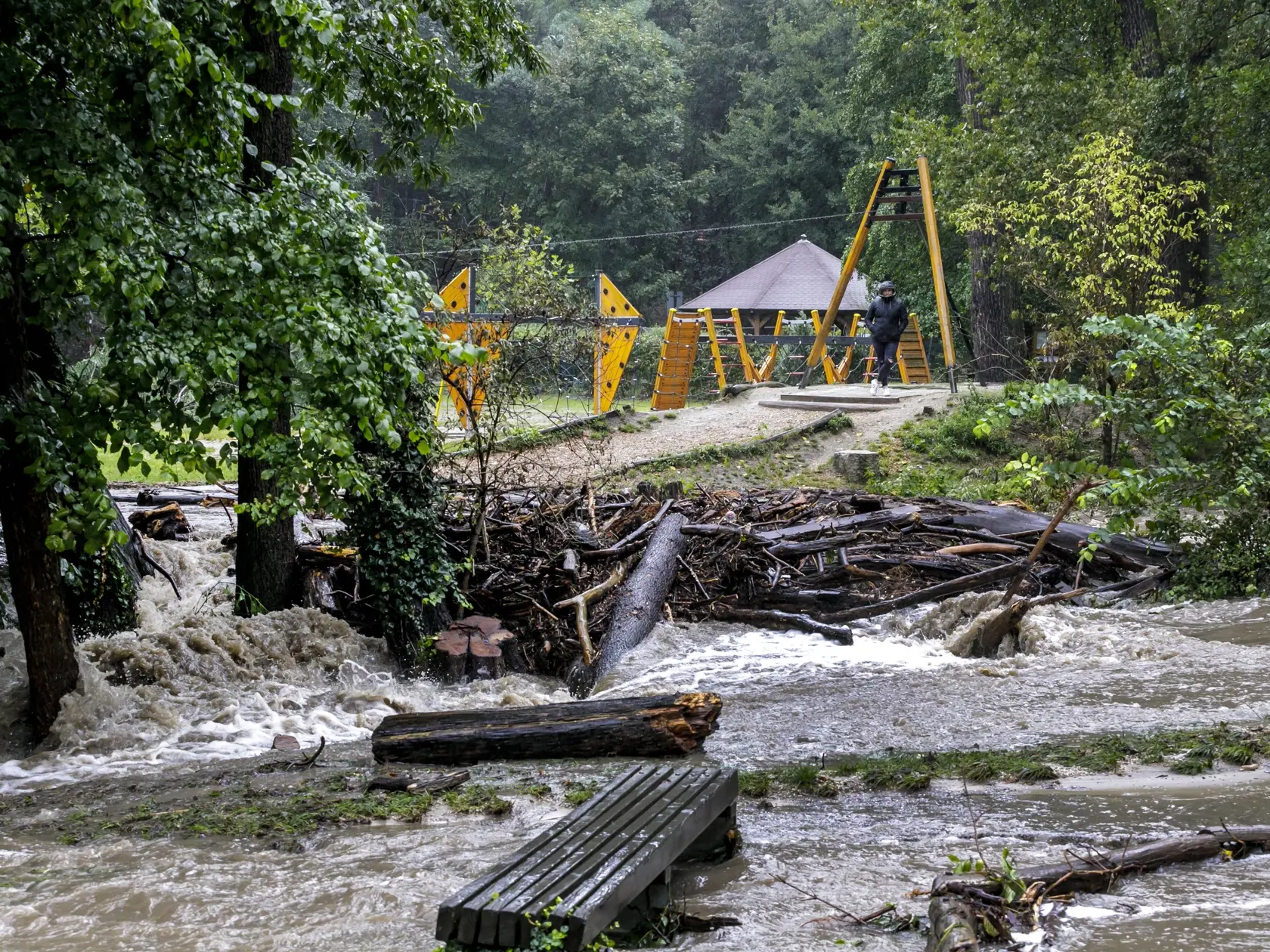 Na snímke vybrežený potok Vydrica, ktorý zalial Partizánsku lúku na Železnej studničke v Bratislave 15. septembra 2024. FOTO TASR - Dano Veselský