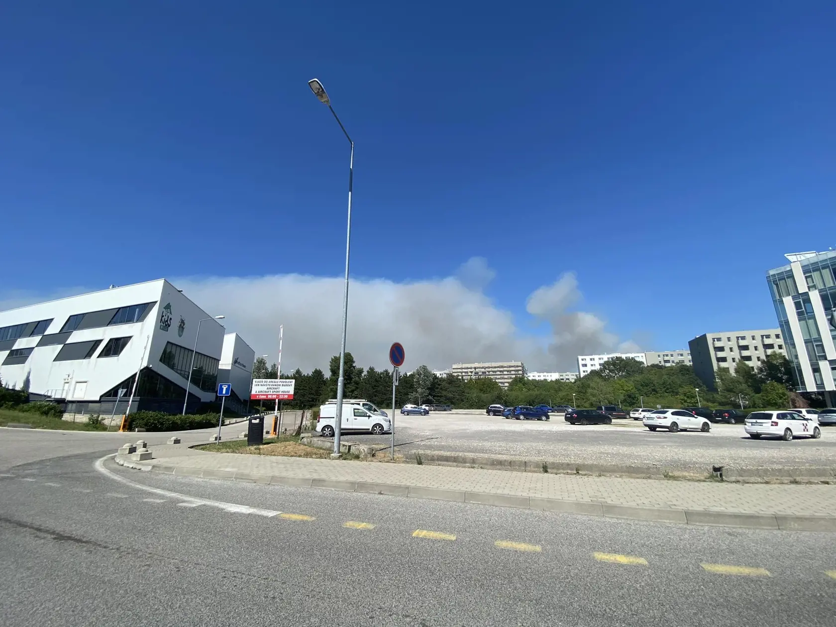 Neďaleko bratislavského letiska vypukol požiar.