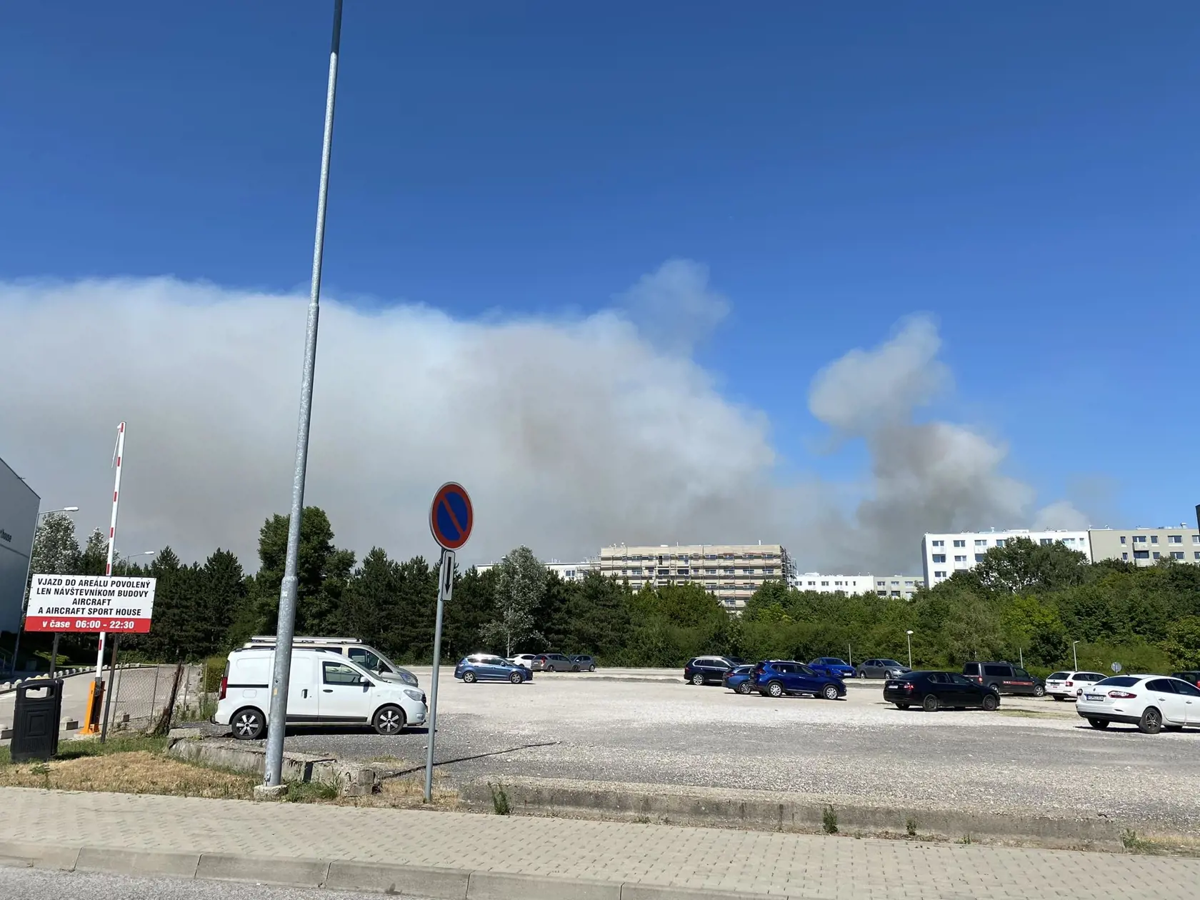 Neďaleko bratislavského letiska vypukol požiar.