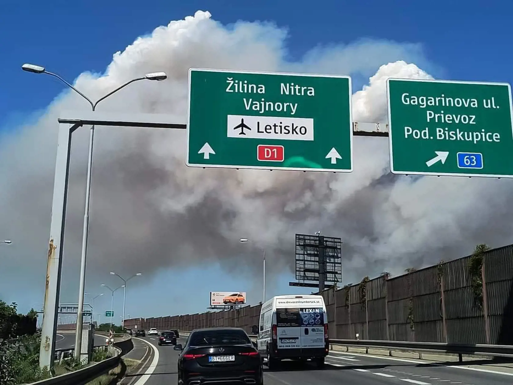 Požiar je viditeľný z viacerých častí Bratislavy.