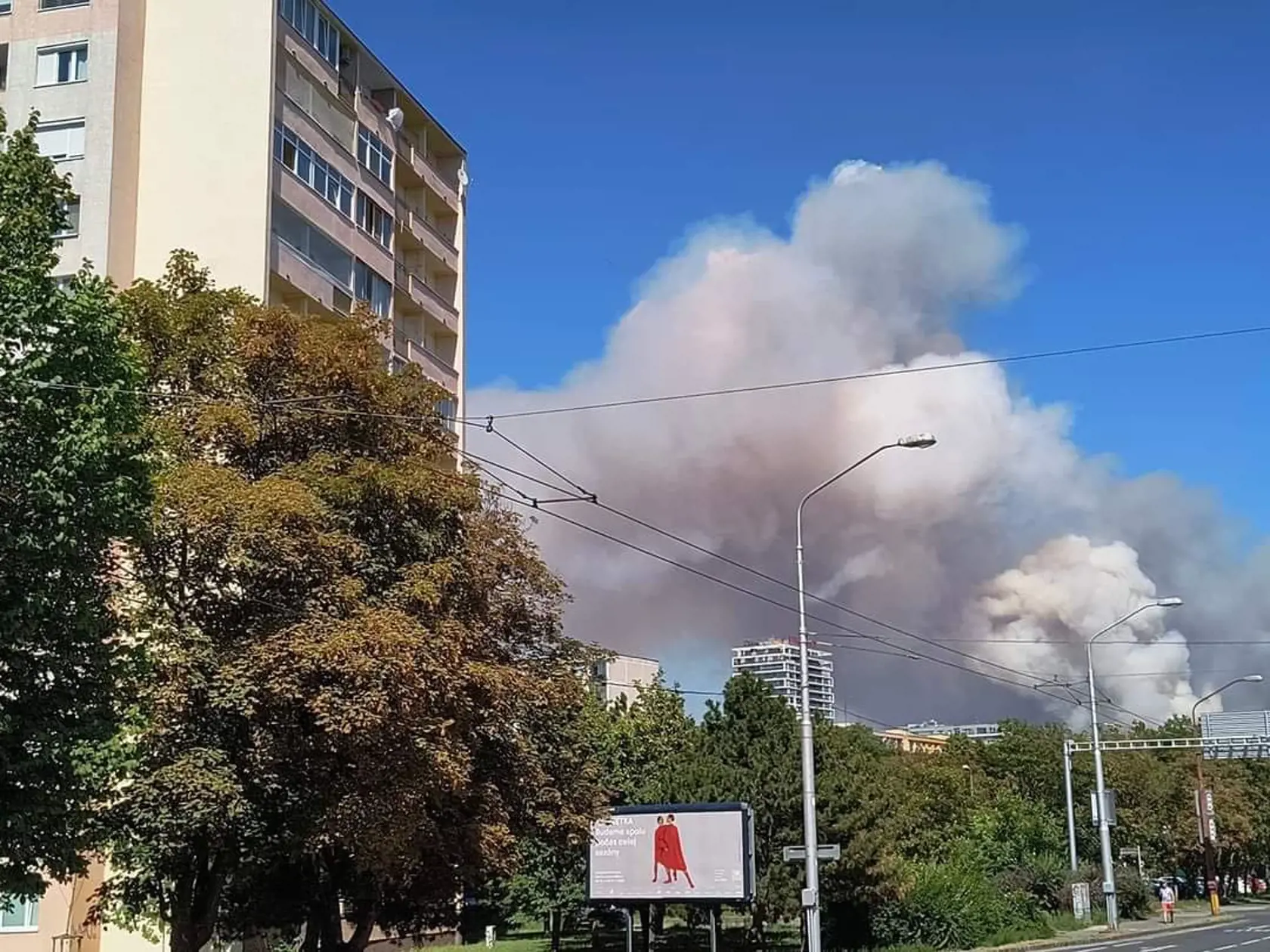 Požiar je viditeľný z viacerých častí Bratislavy.