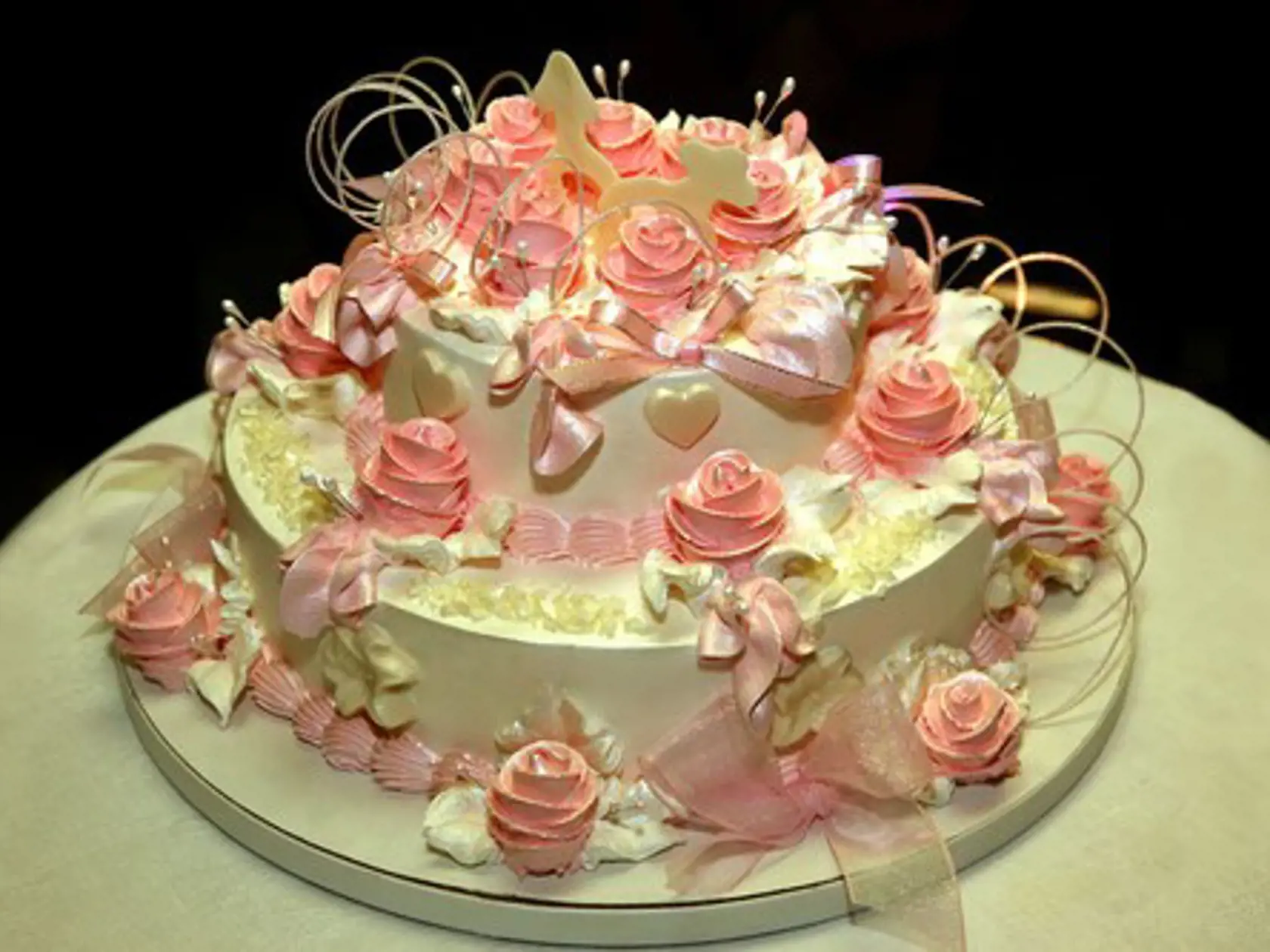 Wedding cake with decorative roses closeup, Image: 276021368, License: Royalty-free, Restrictions: , Model Release: no, Credit line: Profimedia, Stock Budget