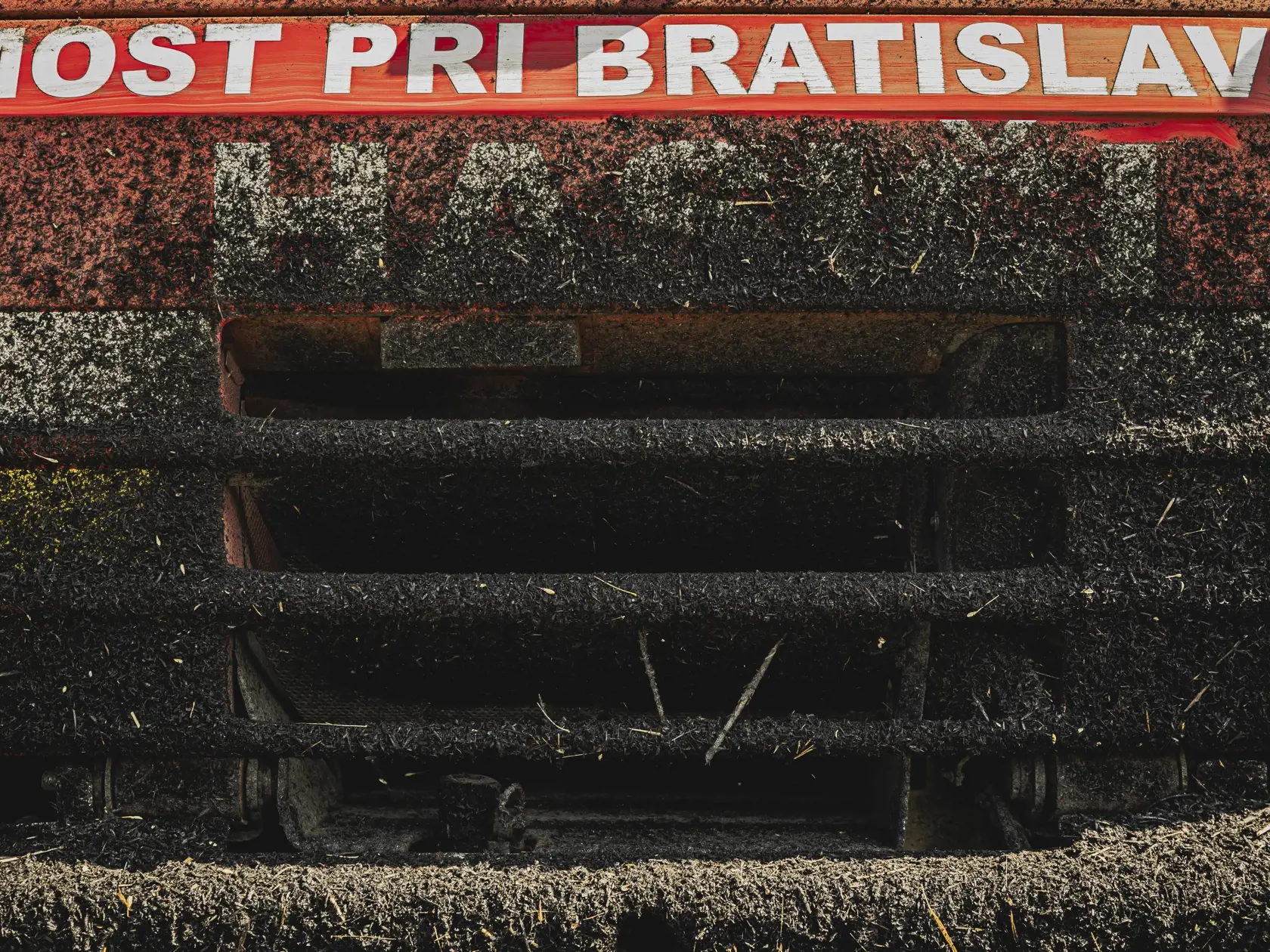 Požiar polí s obilím v blízkosti Letiska M.R. Štefánika v Bratislave pomáhajú likvidovať aj dobrovoľní hasiči z obce Most pri Bratislave.