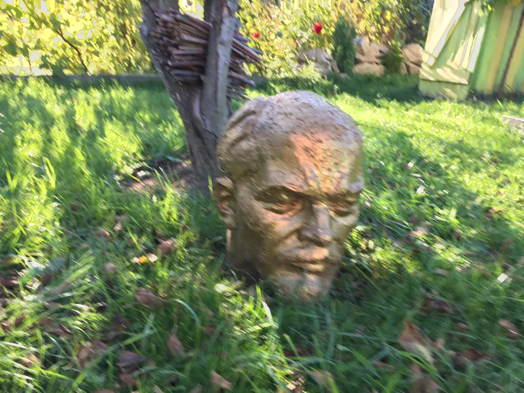 Ďalší Lenin skončil zakopaný pod stromom.