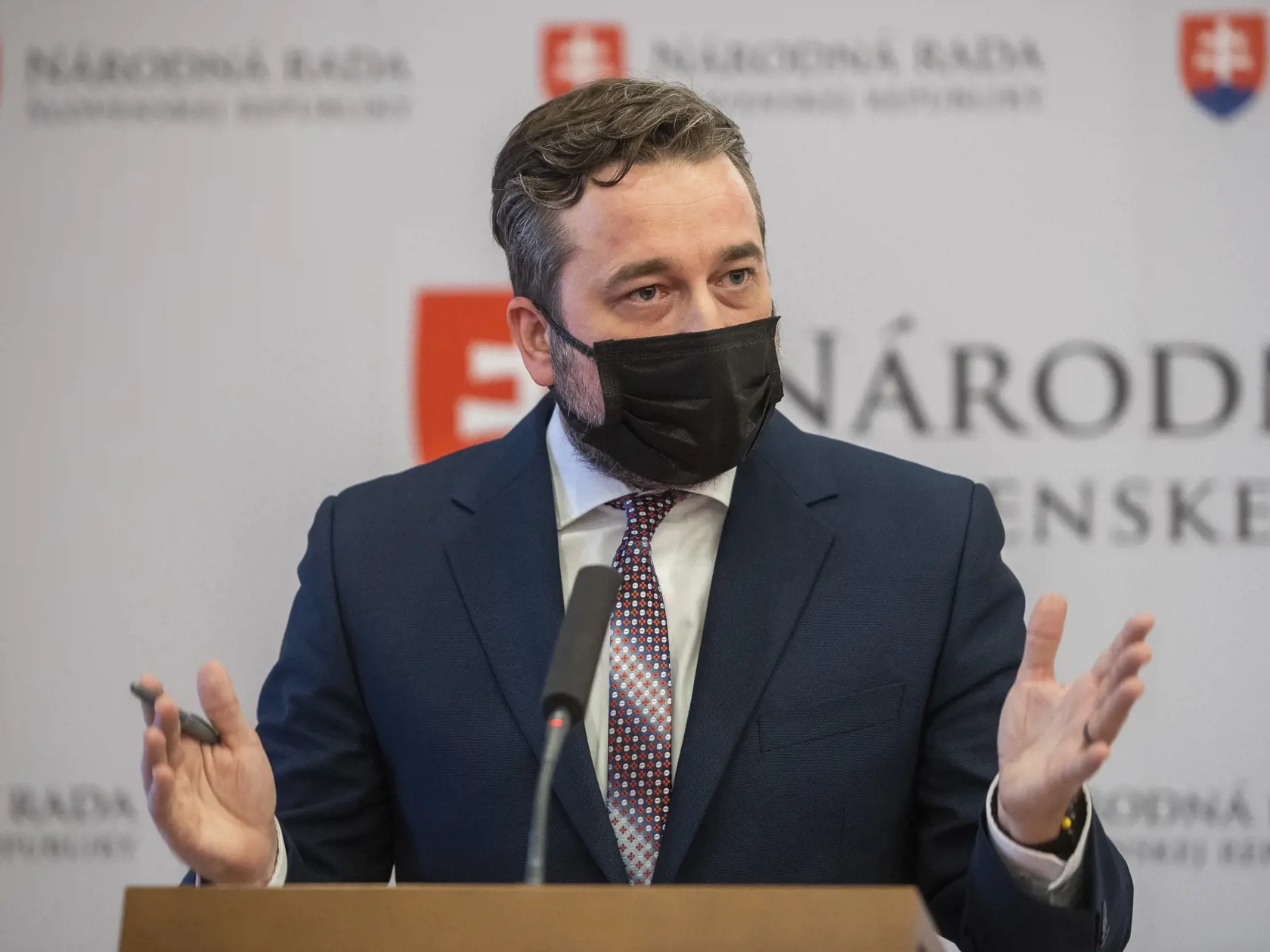 Na snímke podpredseda SMER-SD Ľuboš Blaha počas tlačového brífingu k mimoriadnej schôdzi NR SR k novele ústavného zákona o bezpečnosti štátu v Bratislave 28. decembra 2020. Opozičná strana Smer-SD bude zvažovať podanie trestných oznámení na poslancov, ktorí sú pozitívni na ochorenie COVID-19 a prišli na pondelkové mimoriadne rokovanie Národnej rady (NR) SR. V tejto súvislosti plánuje osloviť aj Ústavný súd a generálnu prokuratúru. FOTO TASR - Jaroslav Novák