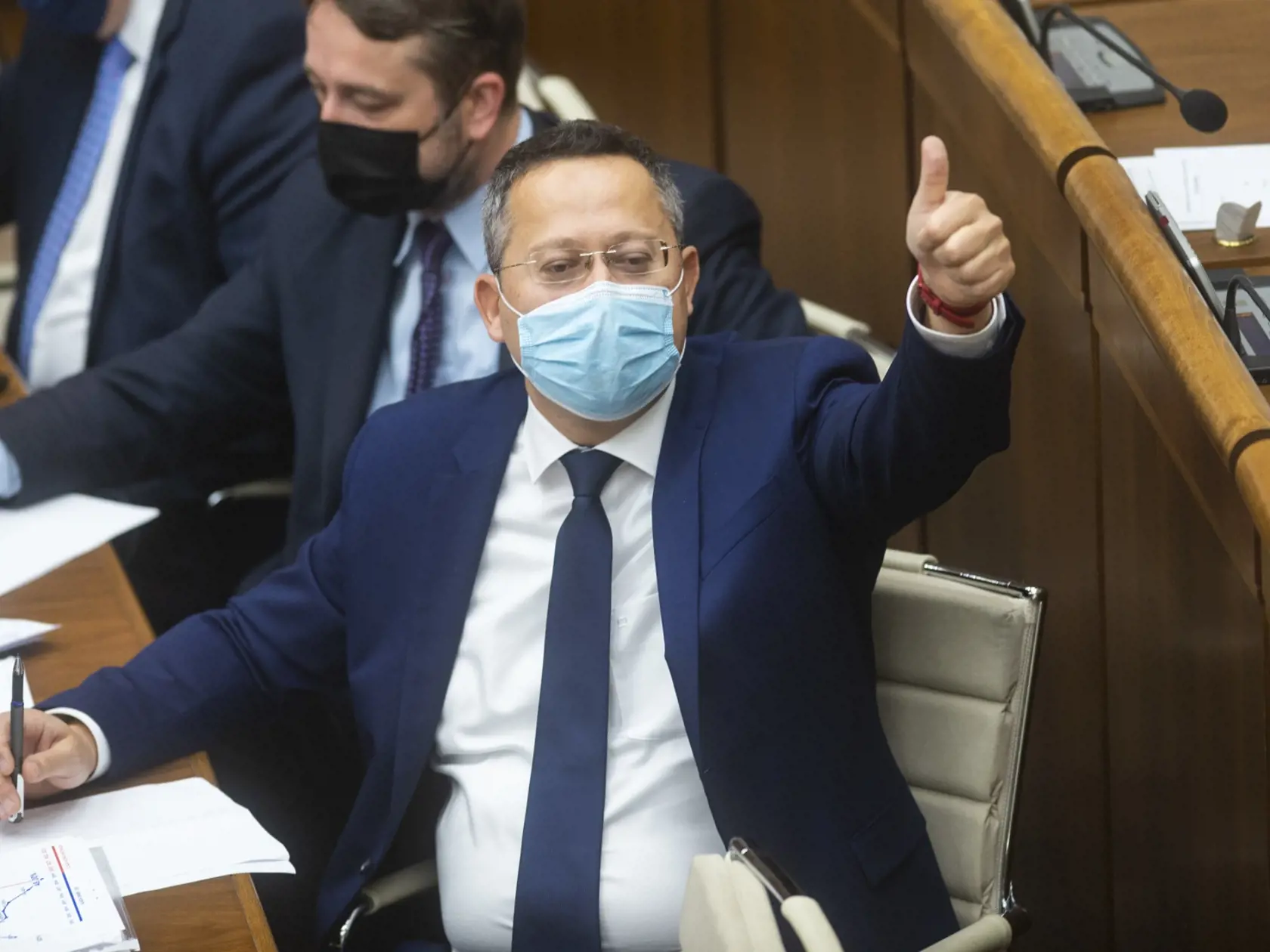 Na snímke opoziční poslanci NR SR sprava Ladislav Kamenický a Ľuboš Blaha (oboja Smer-SD) počas 16. schôdze parlamentu v Bratislave v stredu 21. októbra 2020. FOTO TASR - Jakub Kotian 