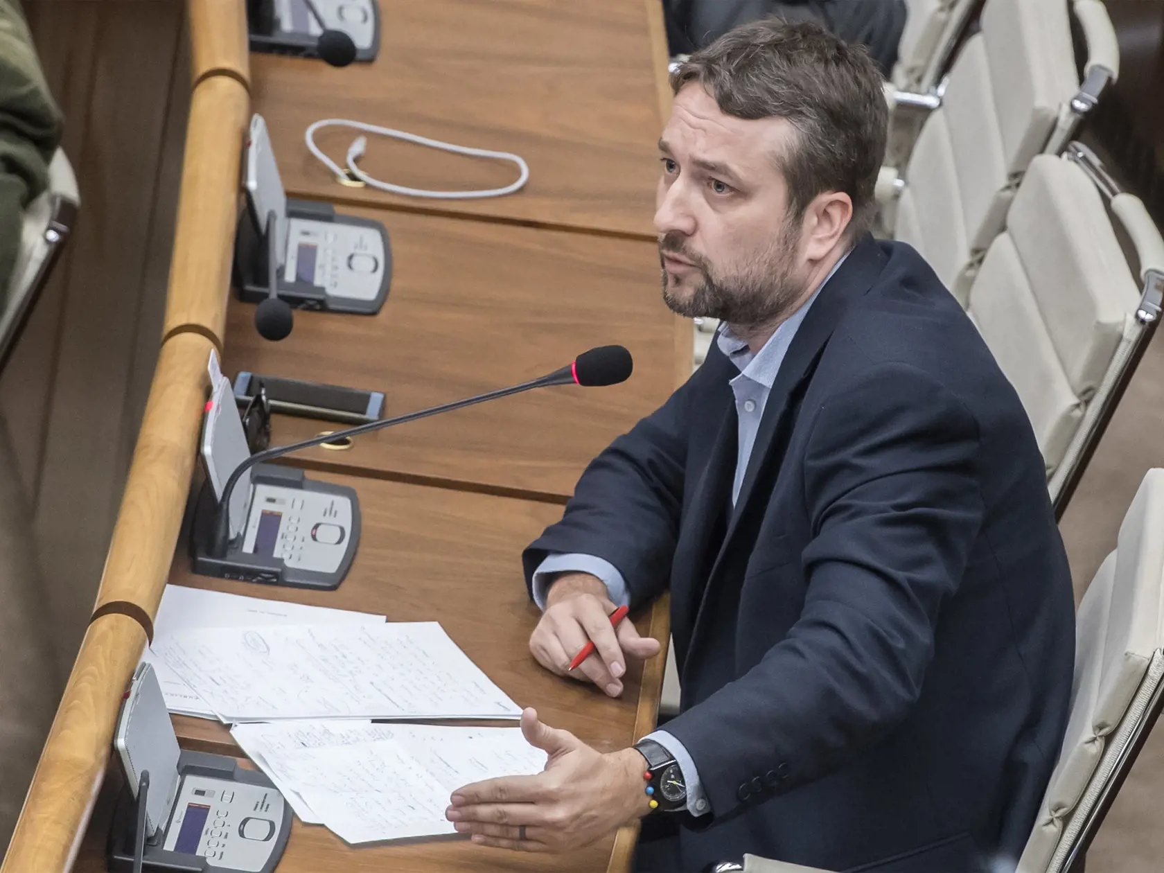 Na snímke opozičný poslanec NR SR Ľuboš Blaha (SMER-SD) na mimoriadnej schôdzi parlamentu, na ktorej premiér Igor Matovič čelí po prvý raz od nástupu do funkcie odvolávaniu vo štvrtok 23. júla 2020 v Bratislave. Návrh vyslovenie nedôvery predložili opoziční poslanci Juraj Blanár (Smer-SD, dole vpravo) a Richard Raši (nezaradený) po medializácii podozrení, že Matovičova diplomová práca je plagiát. FOTO TASR - Martin Baumann

