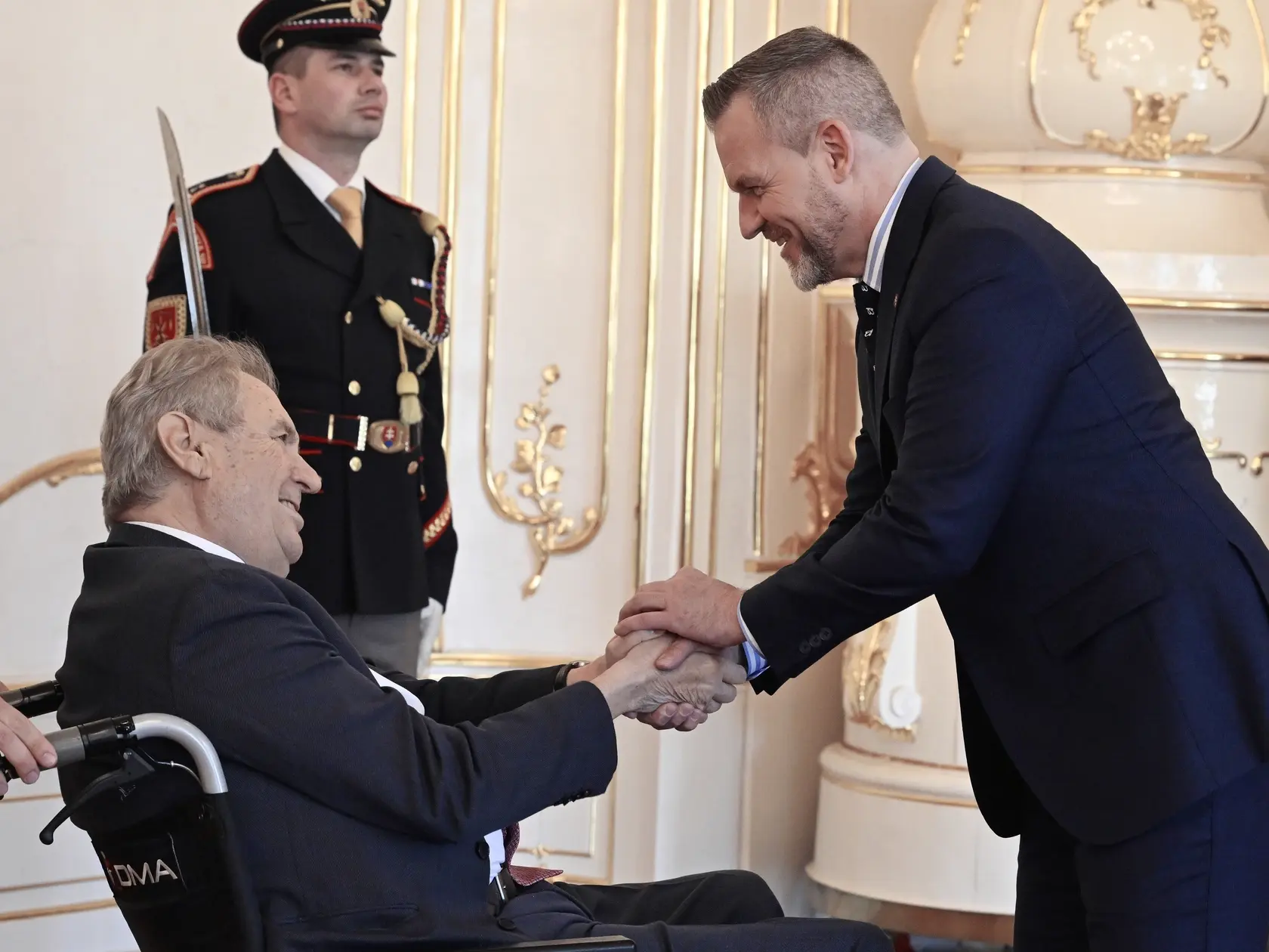 Na snímke sprava prezident SR Peter Pellegrini a bývalý prezident Českej republiky Miloš Zeman si podávajú ruky počas prijatia v Prezidentskom paláci v Bratislave v piatok 11. apríla 2025.