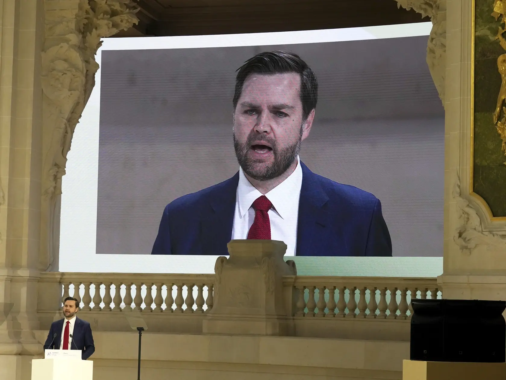 Viceprezident USA J.D. Vance hovorí k divákom počas summitu o umelej inteligencii v Paríži 11. februára 2025. Na summite sa stretlo takmer 100 hláv štátov a vlád a 1000 zástupcov občianskej spoločnosti z približne sto krajín.